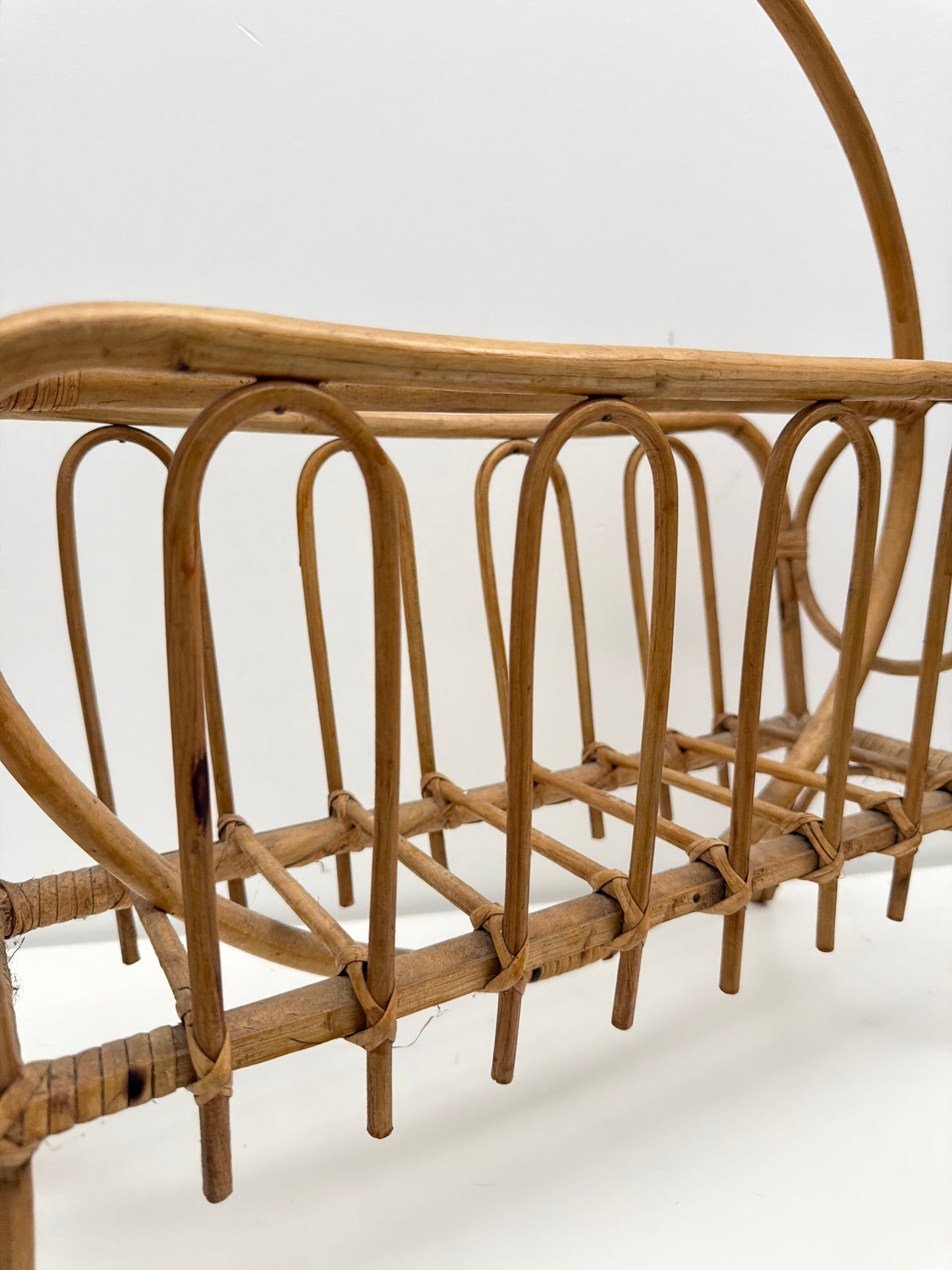Porte-revues en rotin vintage