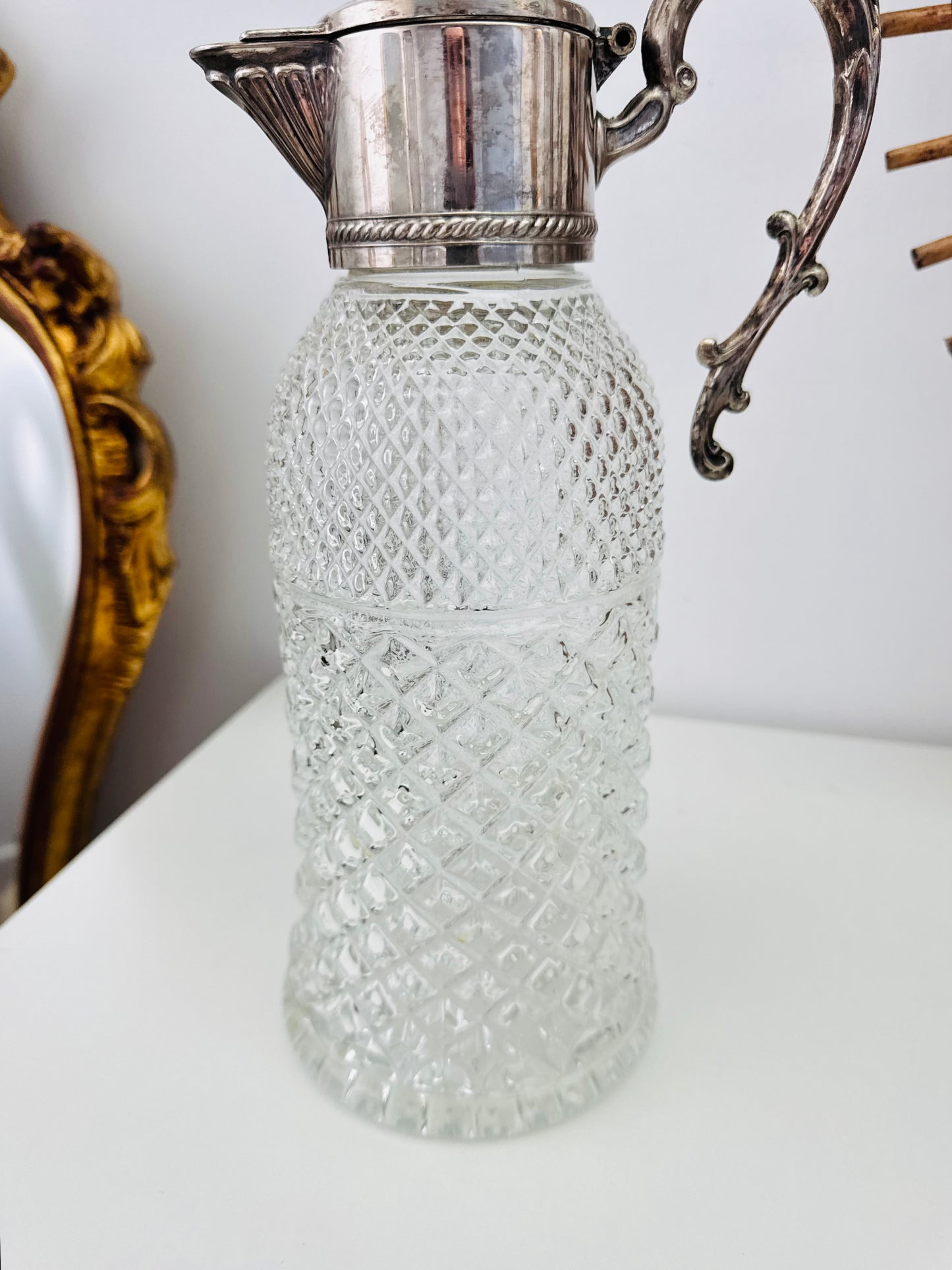 Carafe en verre et métal
