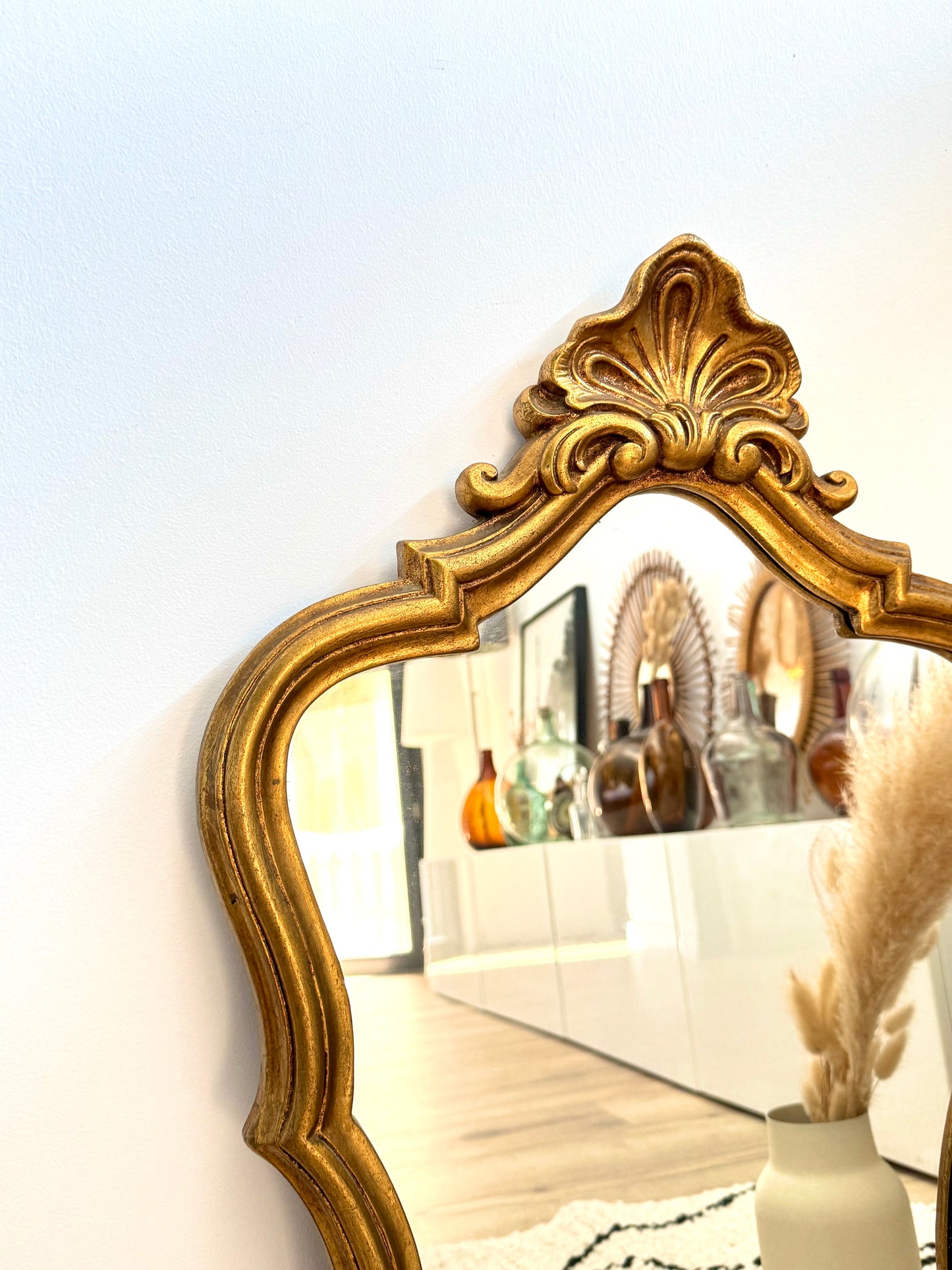 Charmant miroir doré de style baroque