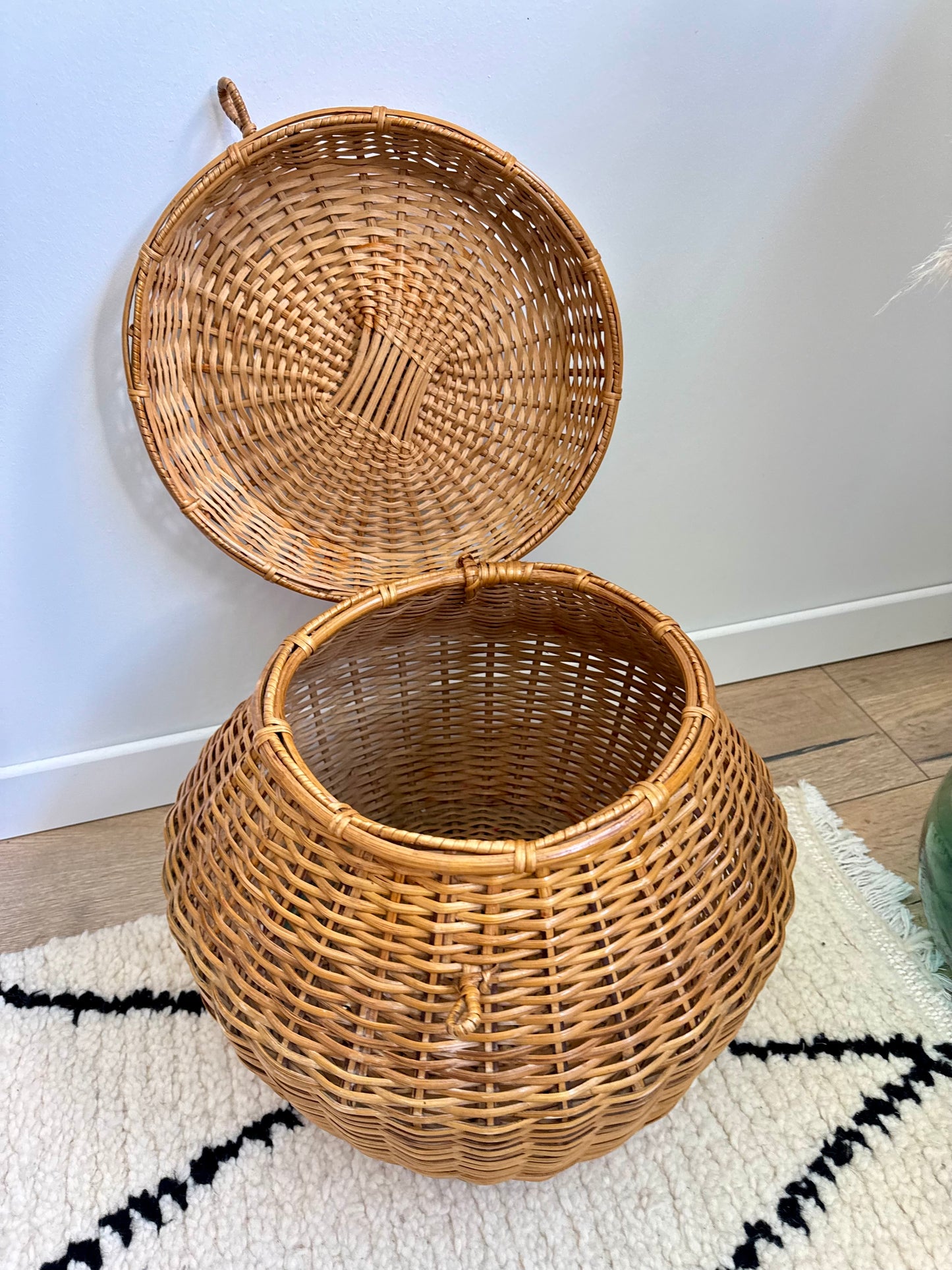 Panier ancien en osier tressé