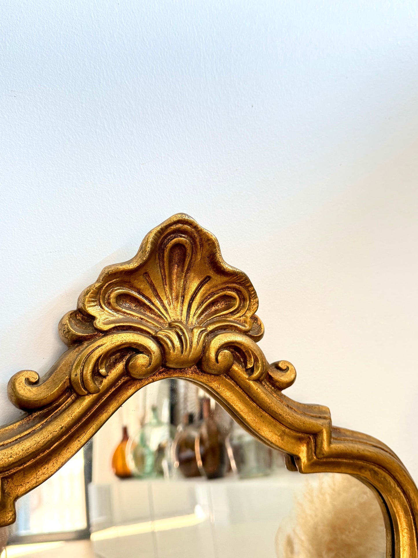 Charmant miroir doré de style baroque