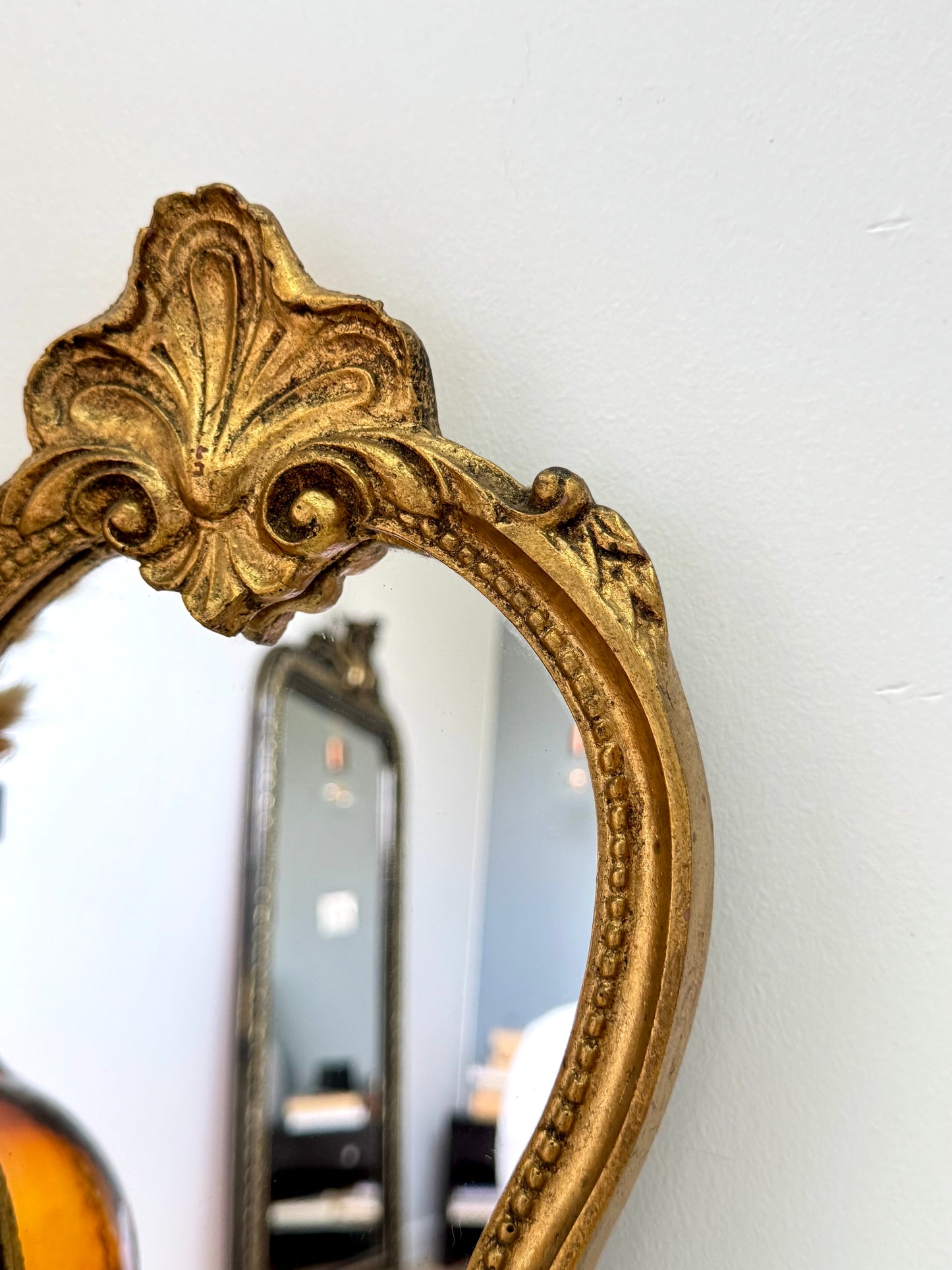 Miroir doré de style baroque