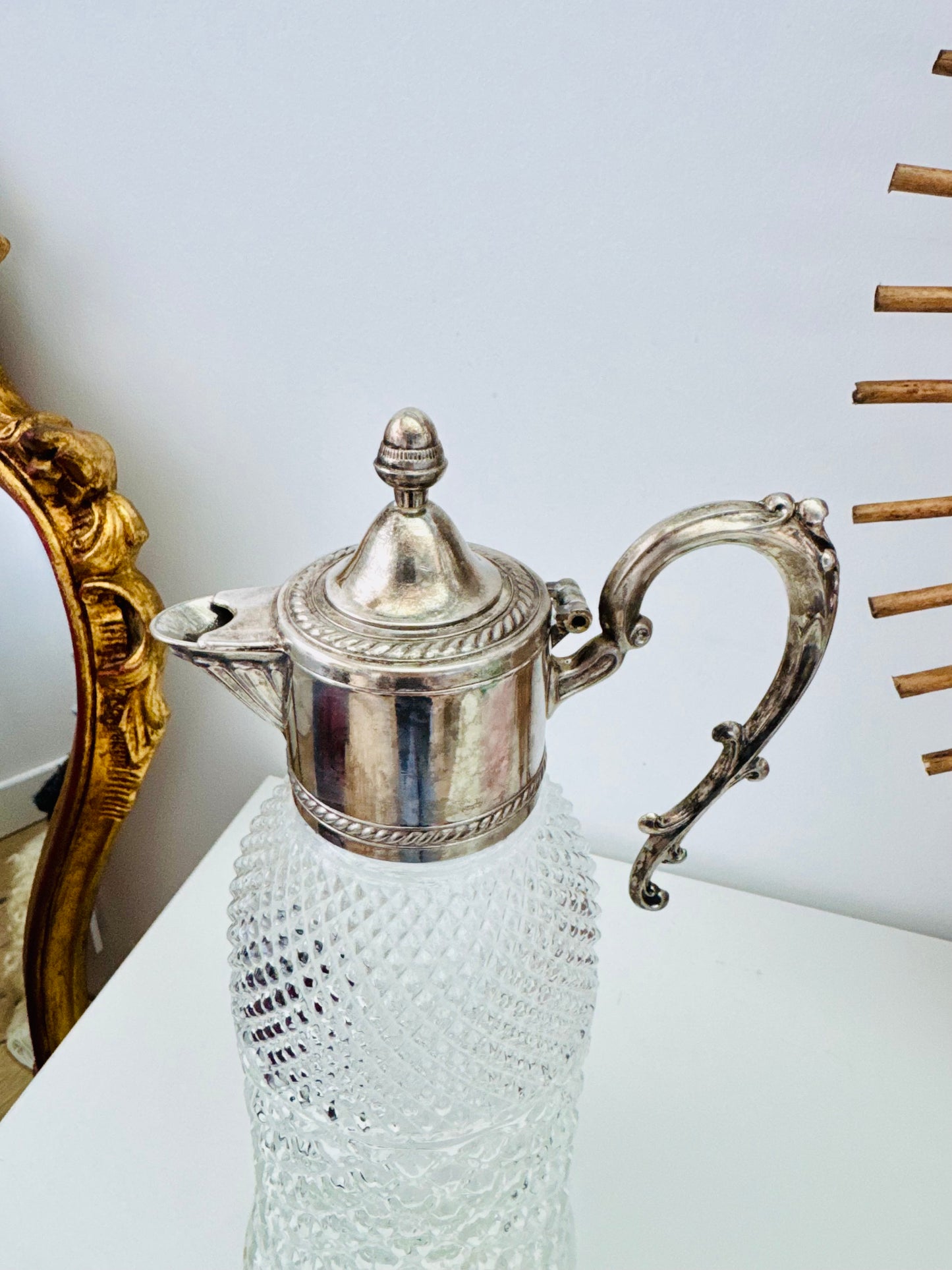 Carafe en verre et métal