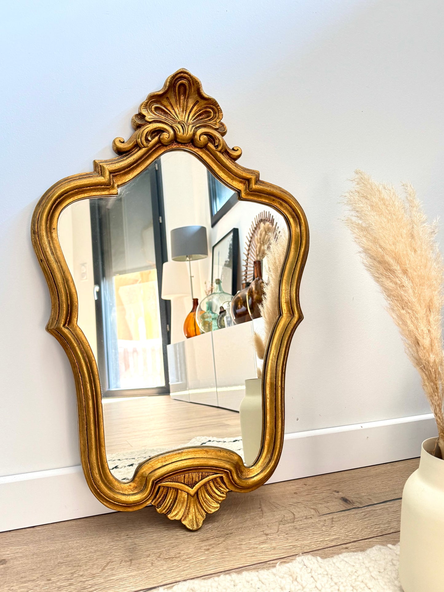 Charmant miroir doré de style baroque