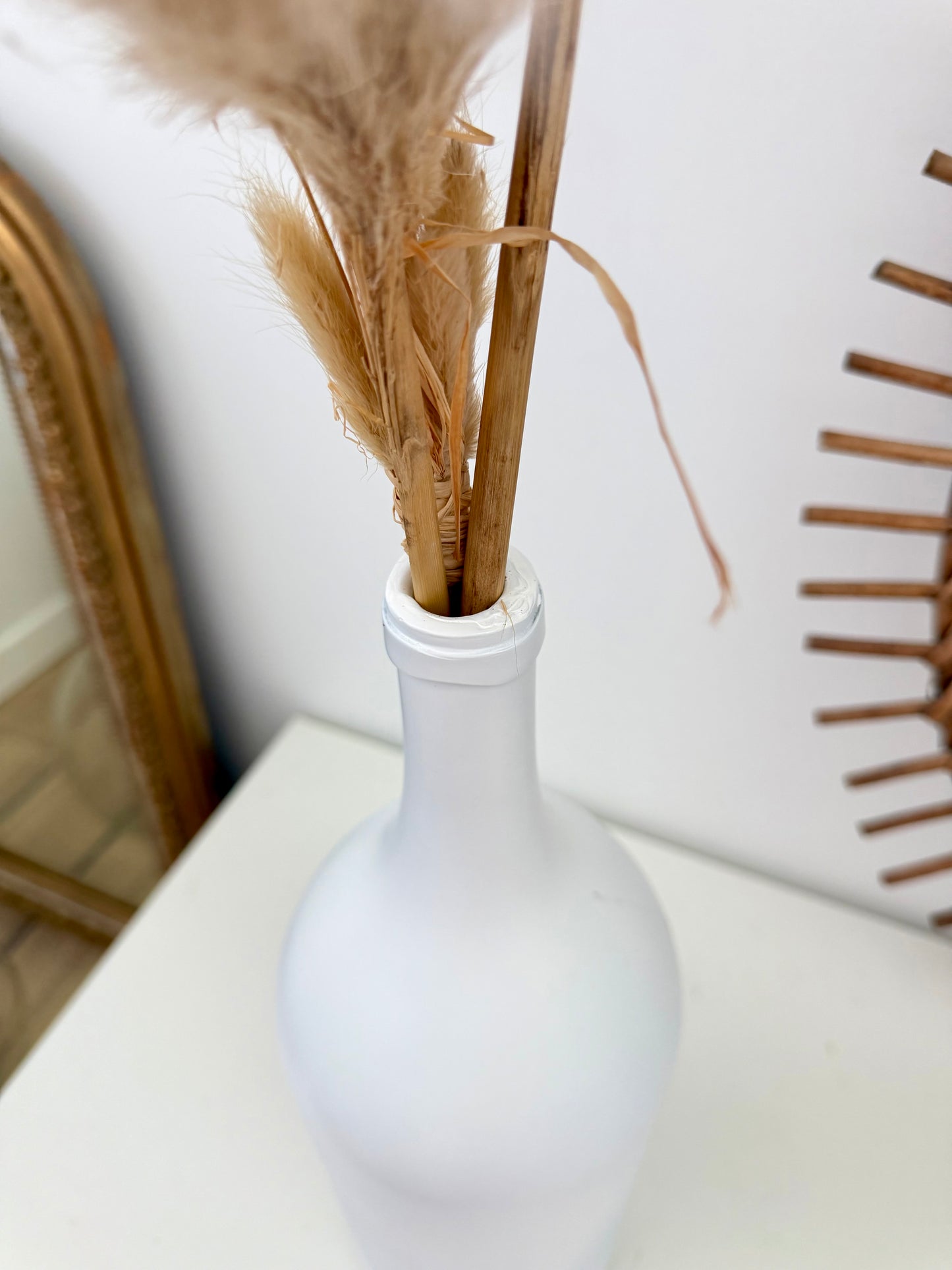 Vase bouteille ancien blanc mat