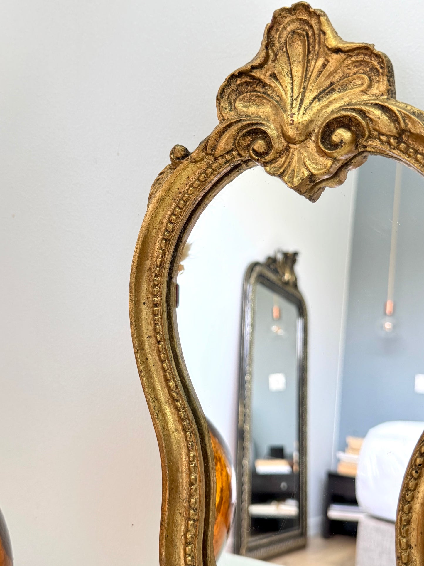 Miroir doré de style baroque