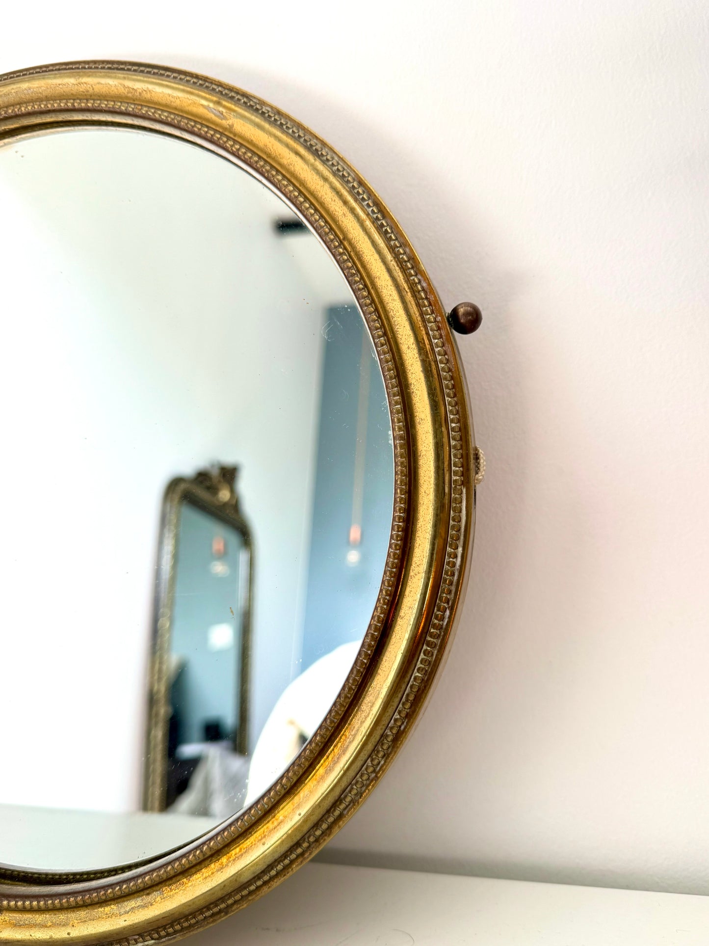 Petit miroir doré, en métal