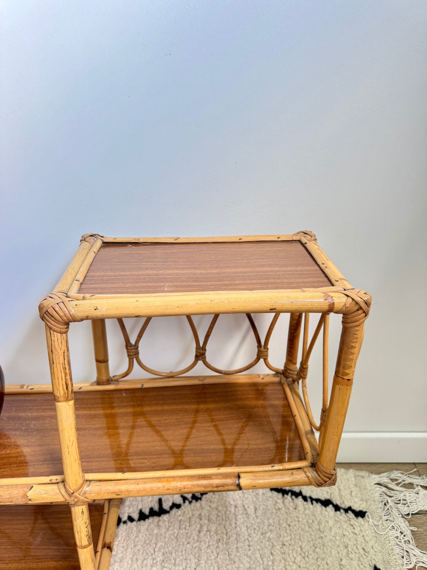 Étagère vintage en rotin
