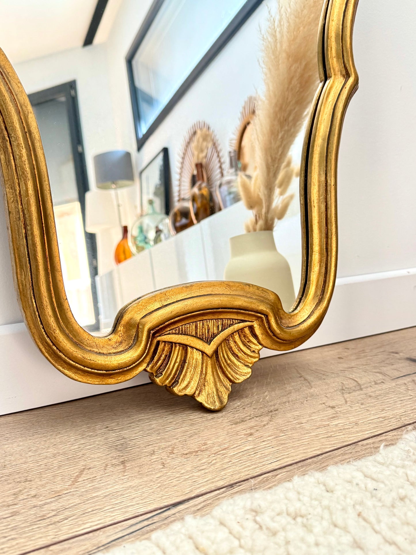 Charmant miroir doré de style baroque