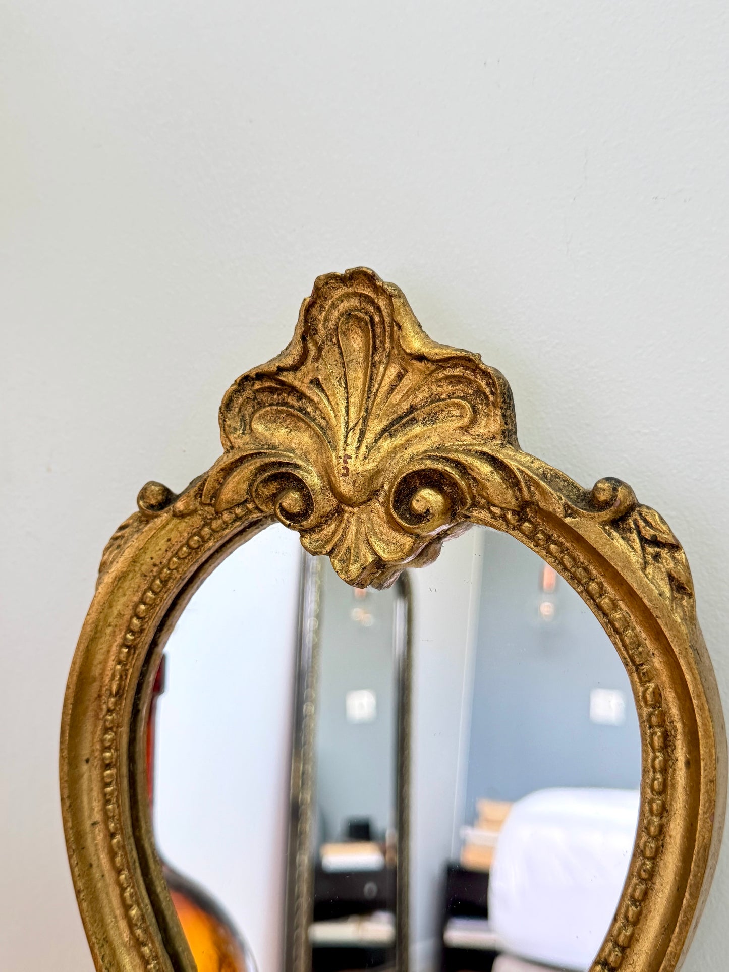 Miroir doré de style baroque