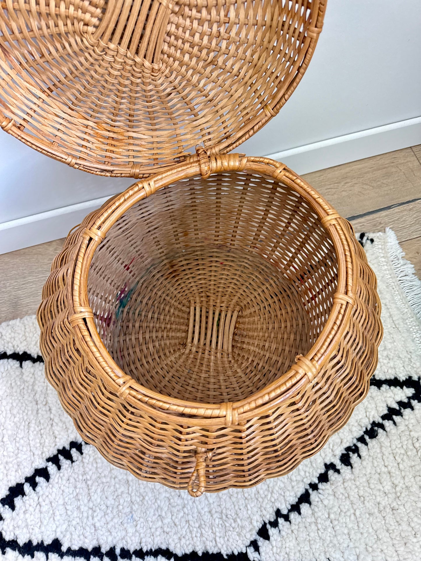 Panier ancien en osier tressé