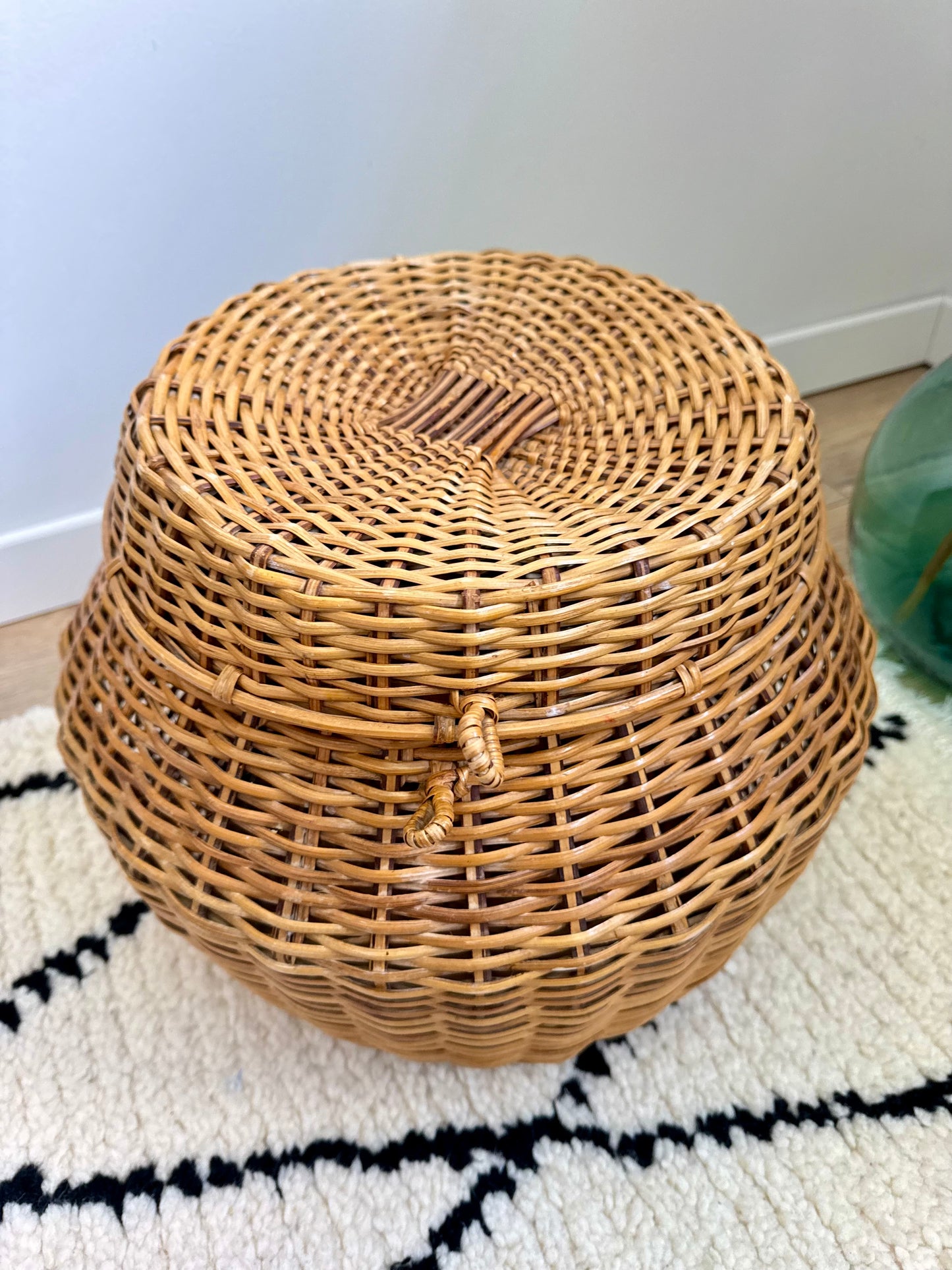 Panier ancien en osier tressé