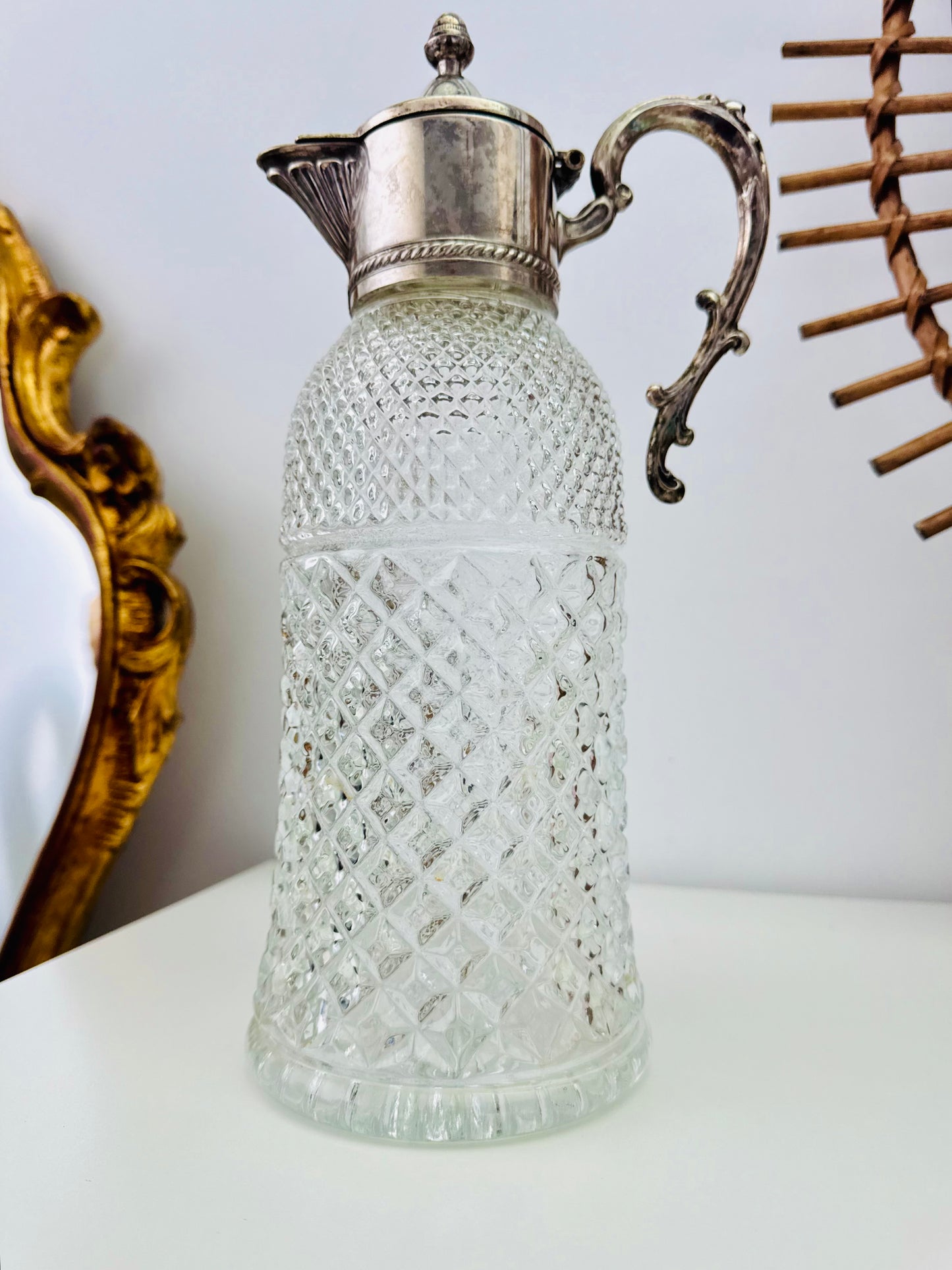 Carafe en verre et métal