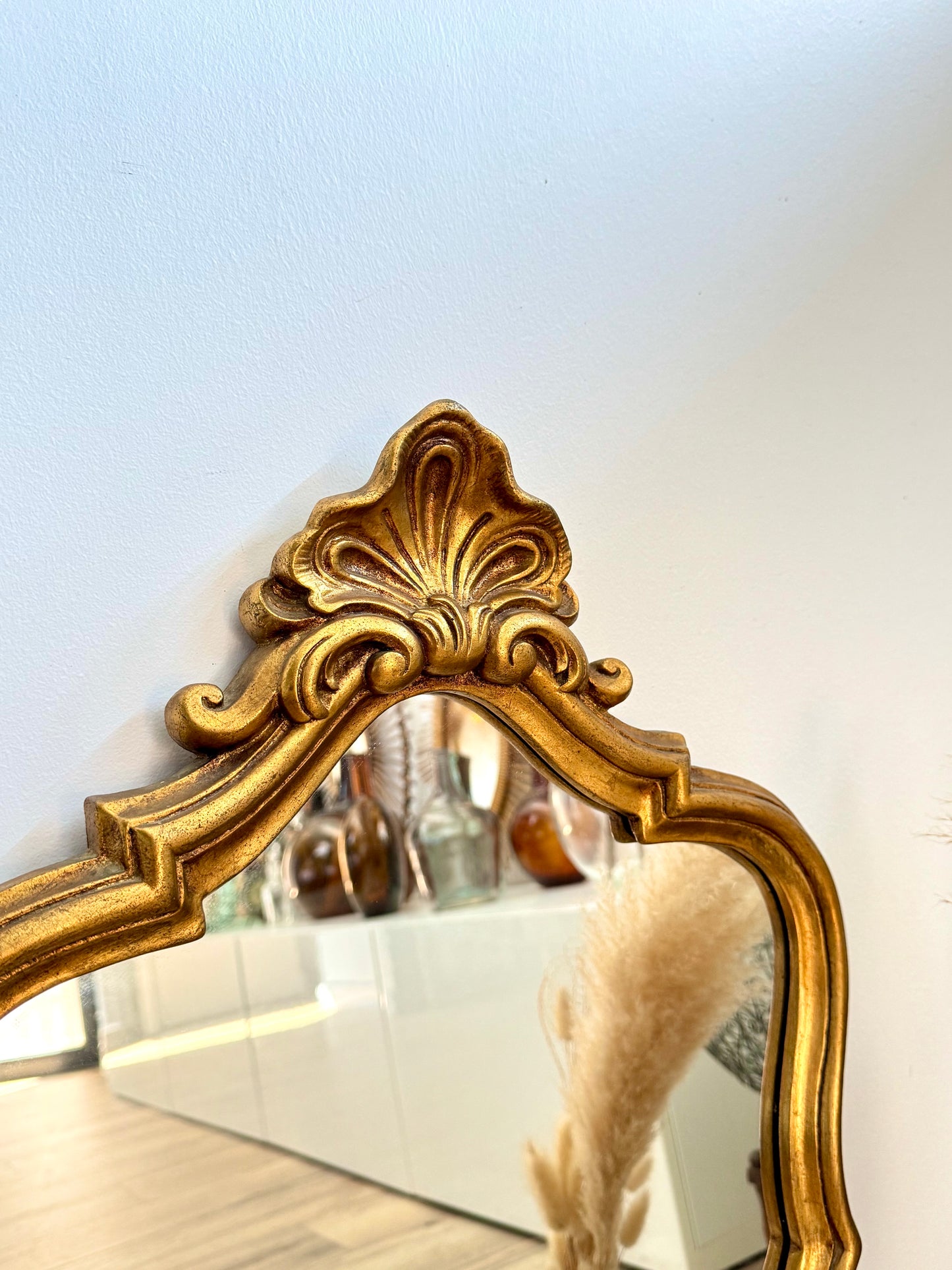 Charmant miroir doré de style baroque