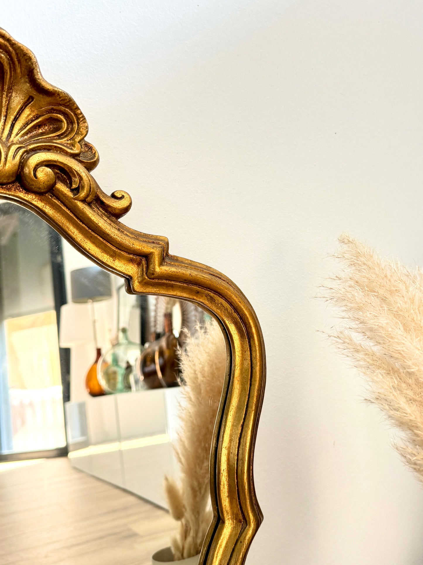 Charmant miroir doré de style baroque