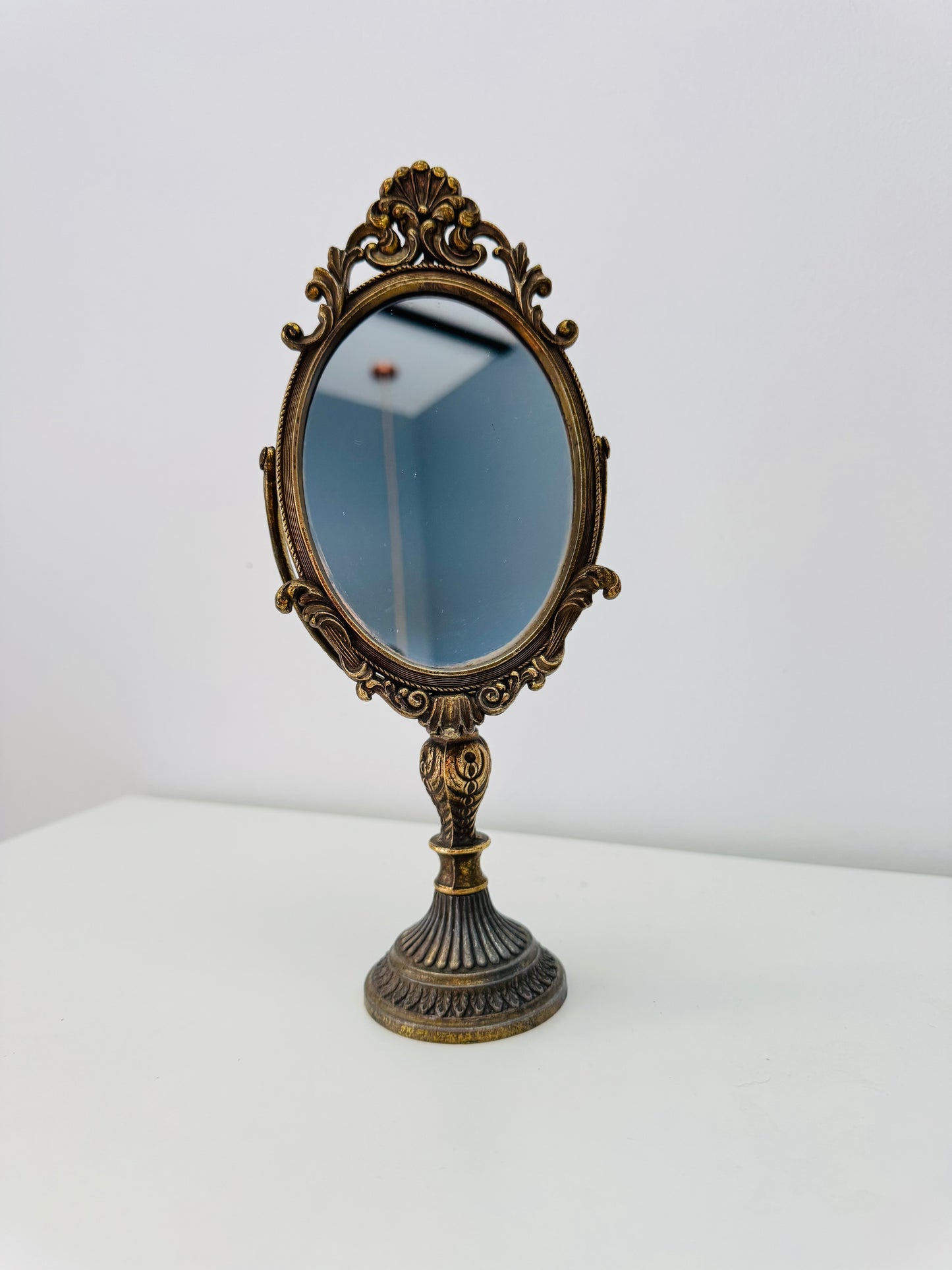 Petit miroir sur pied en laiton