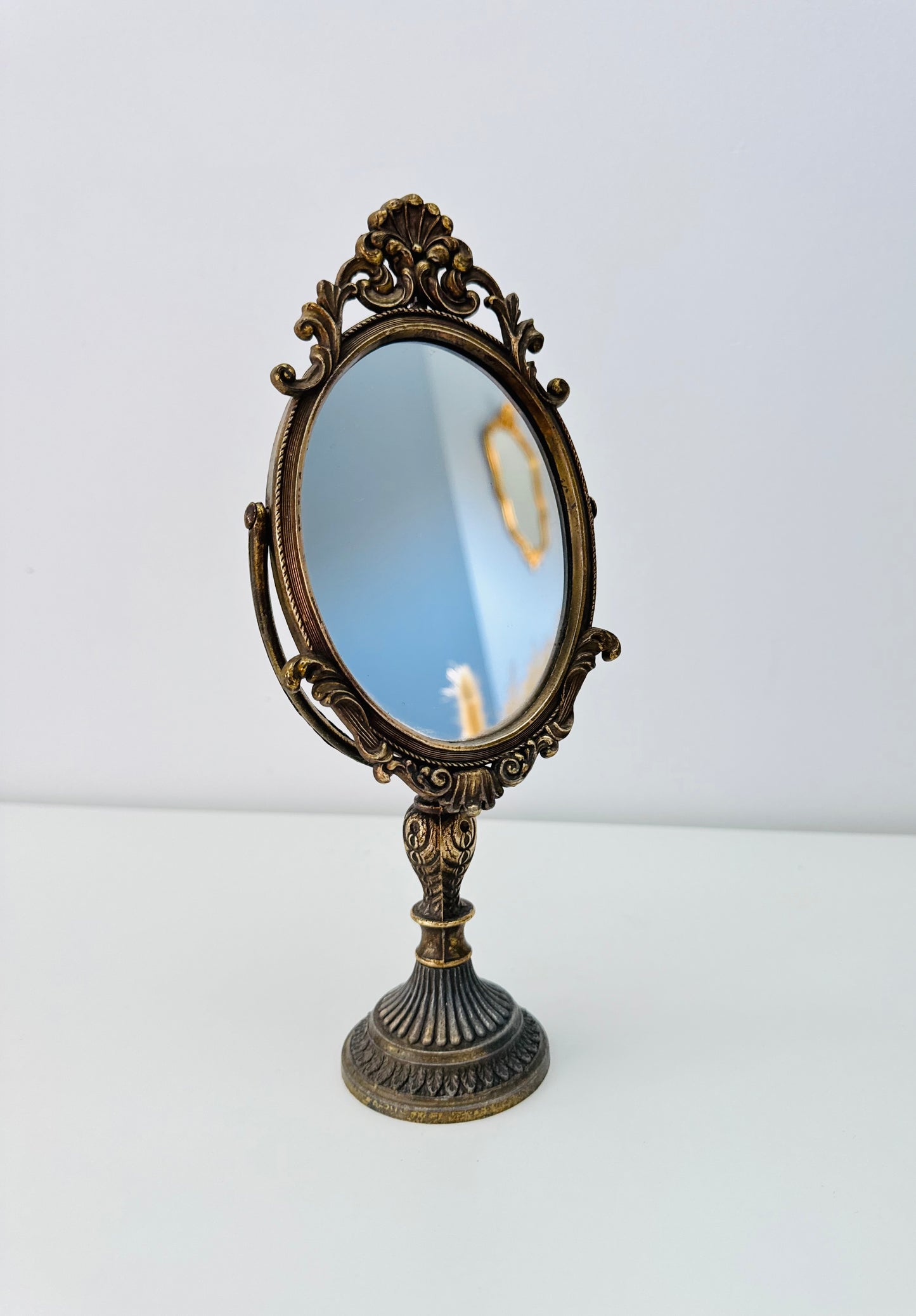 Petit miroir sur pied en laiton