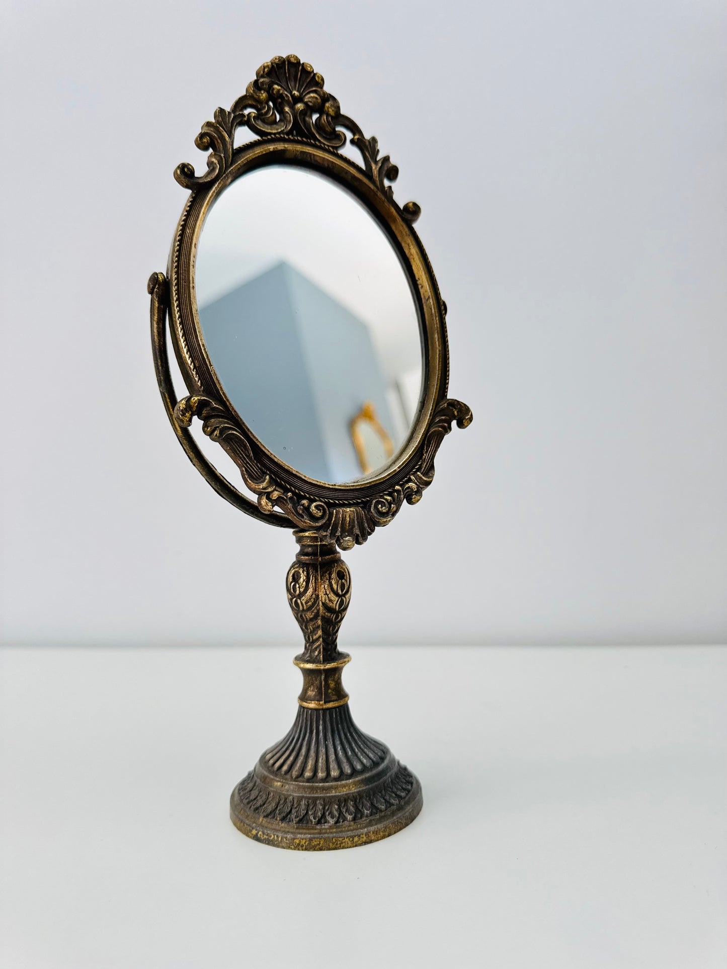 Petit miroir sur pied en laiton