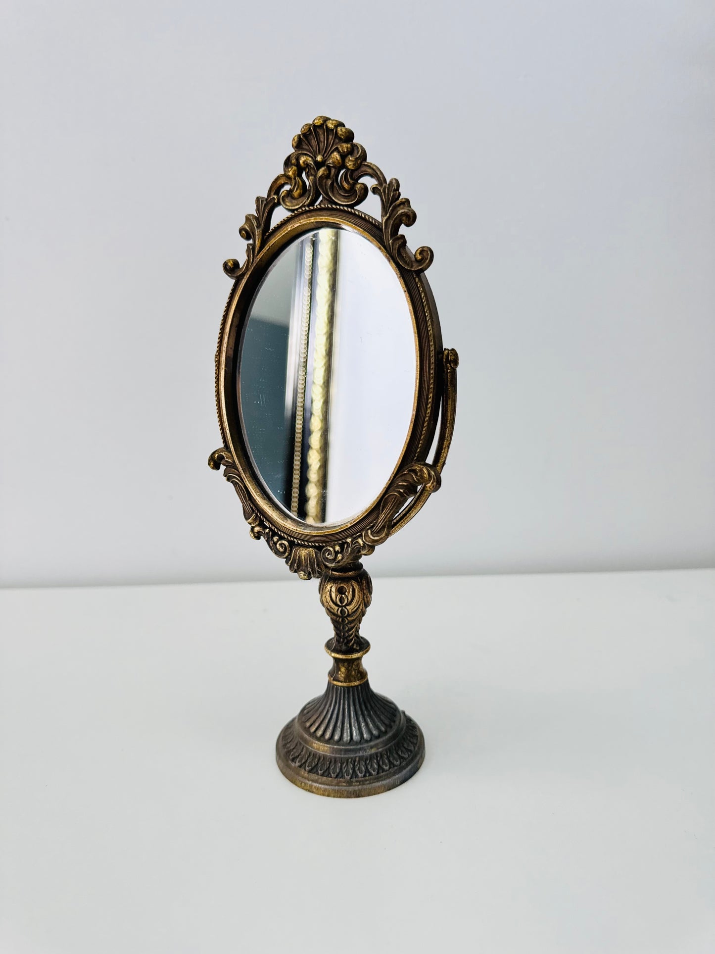 Petit miroir sur pied en laiton