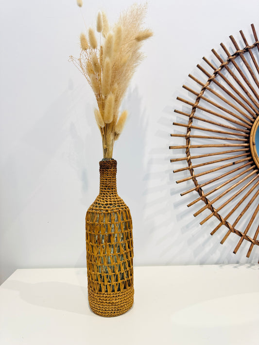 Vase ancien recouvert de matières naturelles