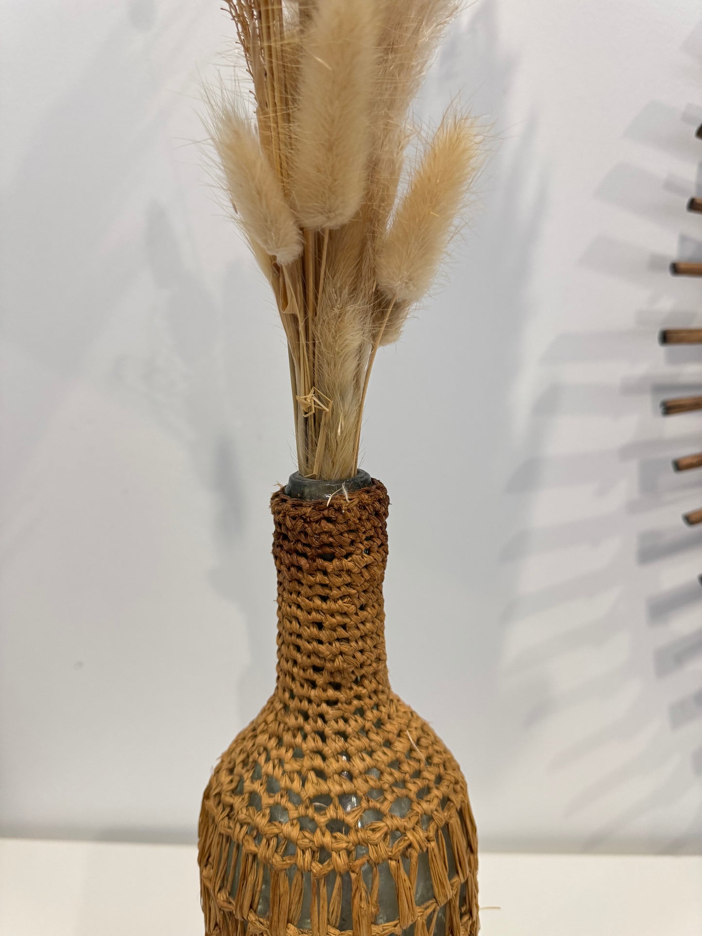 Vase ancien recouvert de matières naturelles