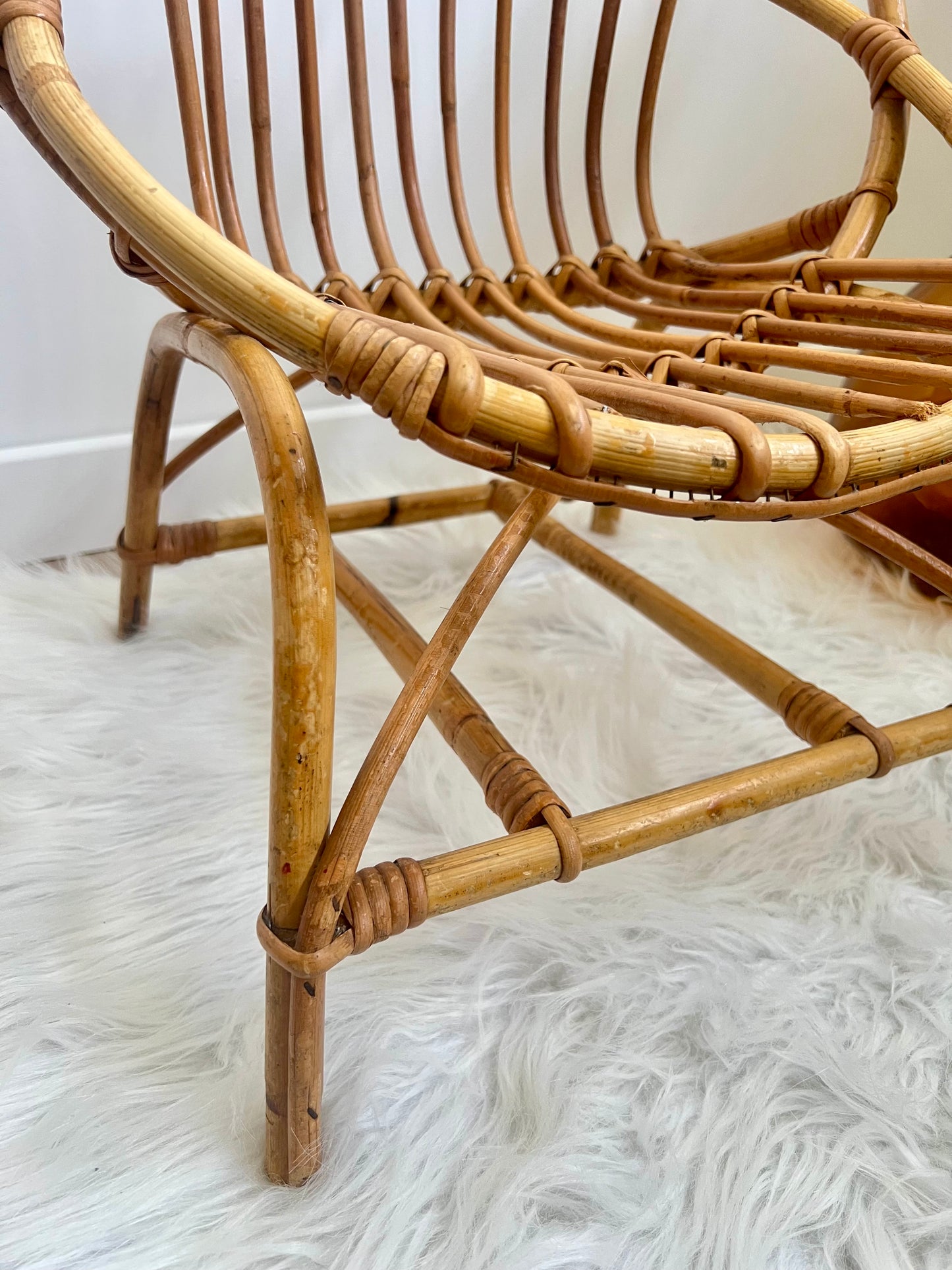 Chaise enfant en rotin, forme corbeille