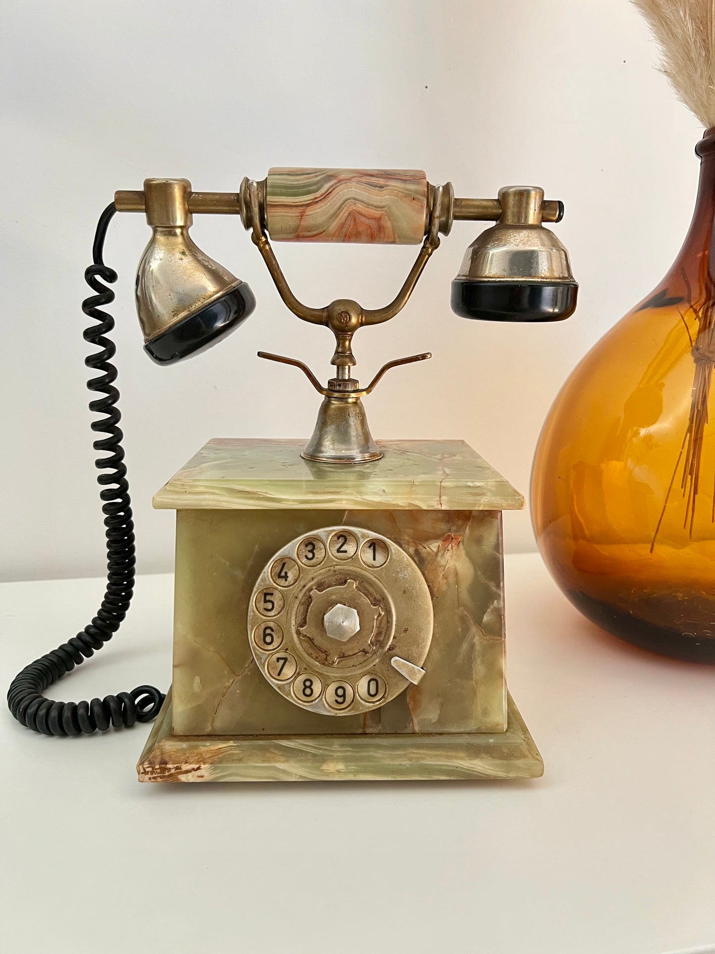 Téléphone ancien en onyx
