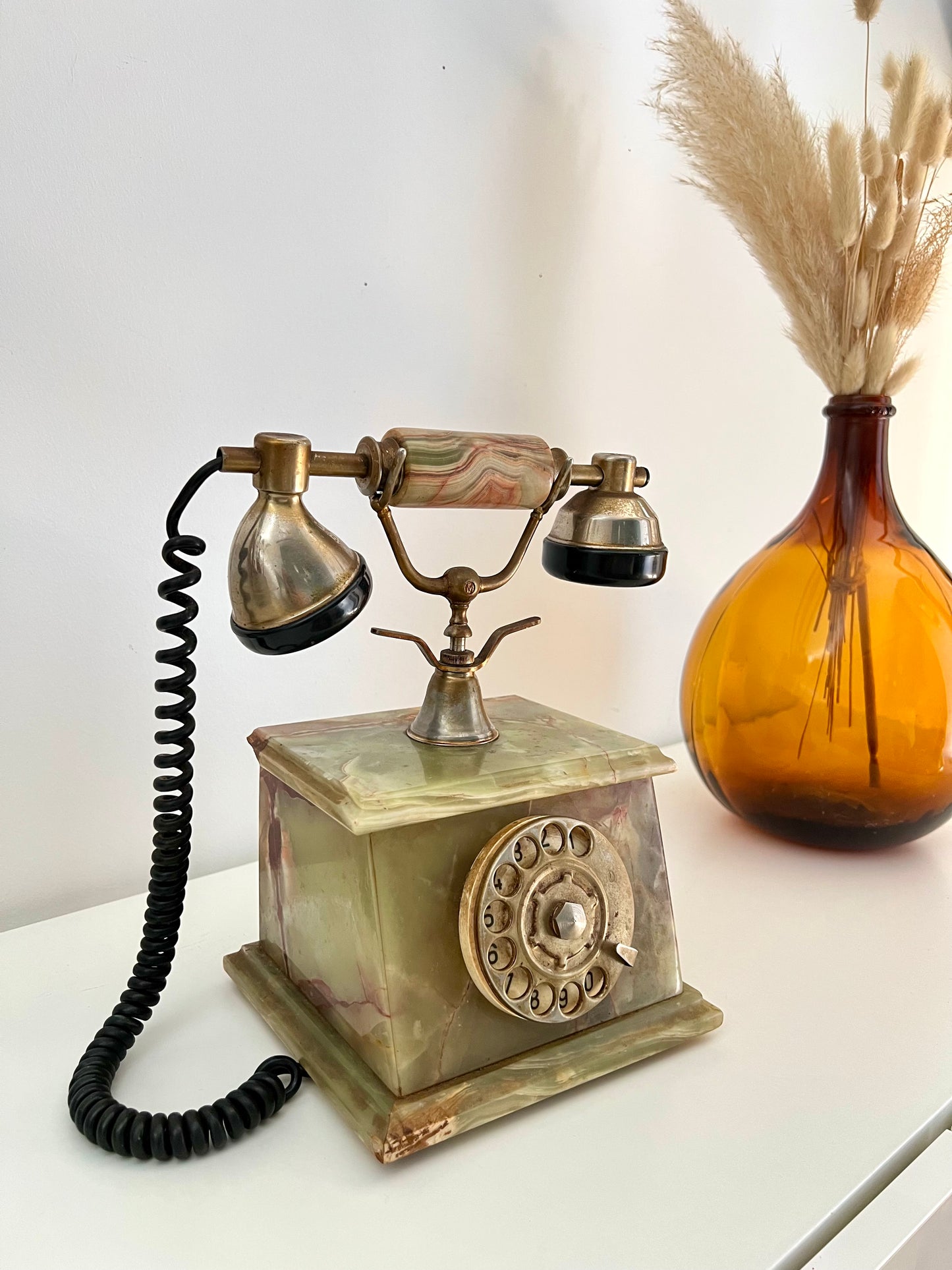 Téléphone ancien en onyx