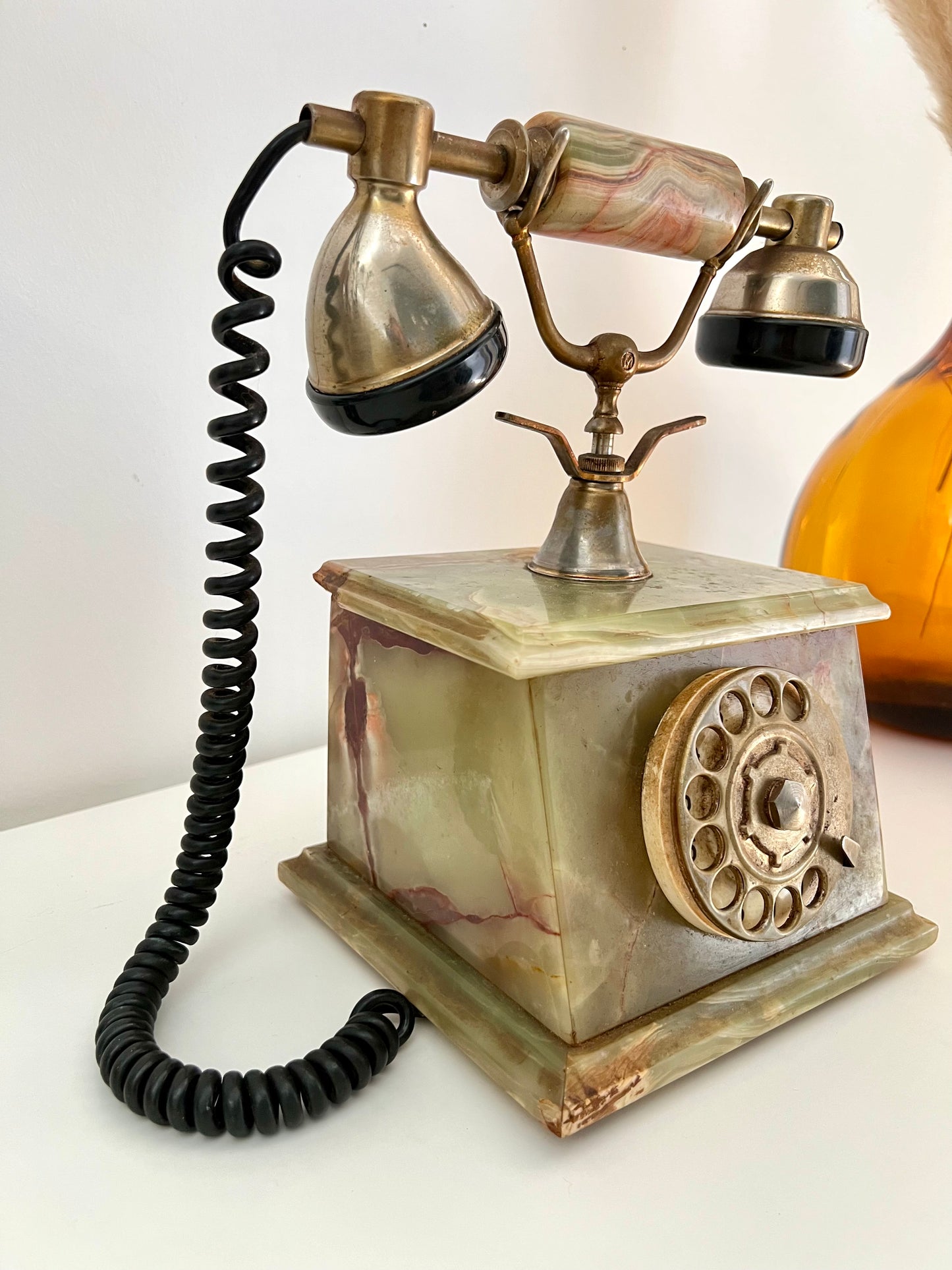 Téléphone ancien en onyx