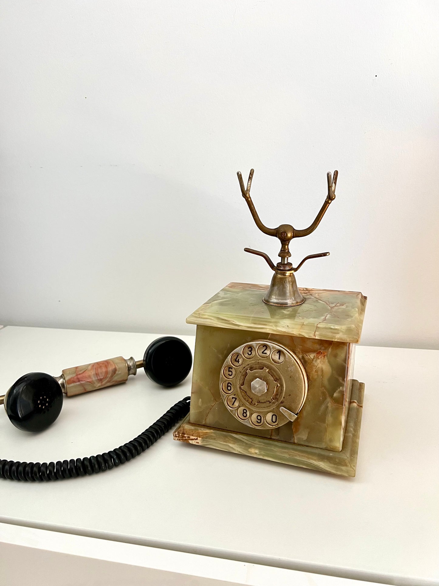 Téléphone ancien en onyx