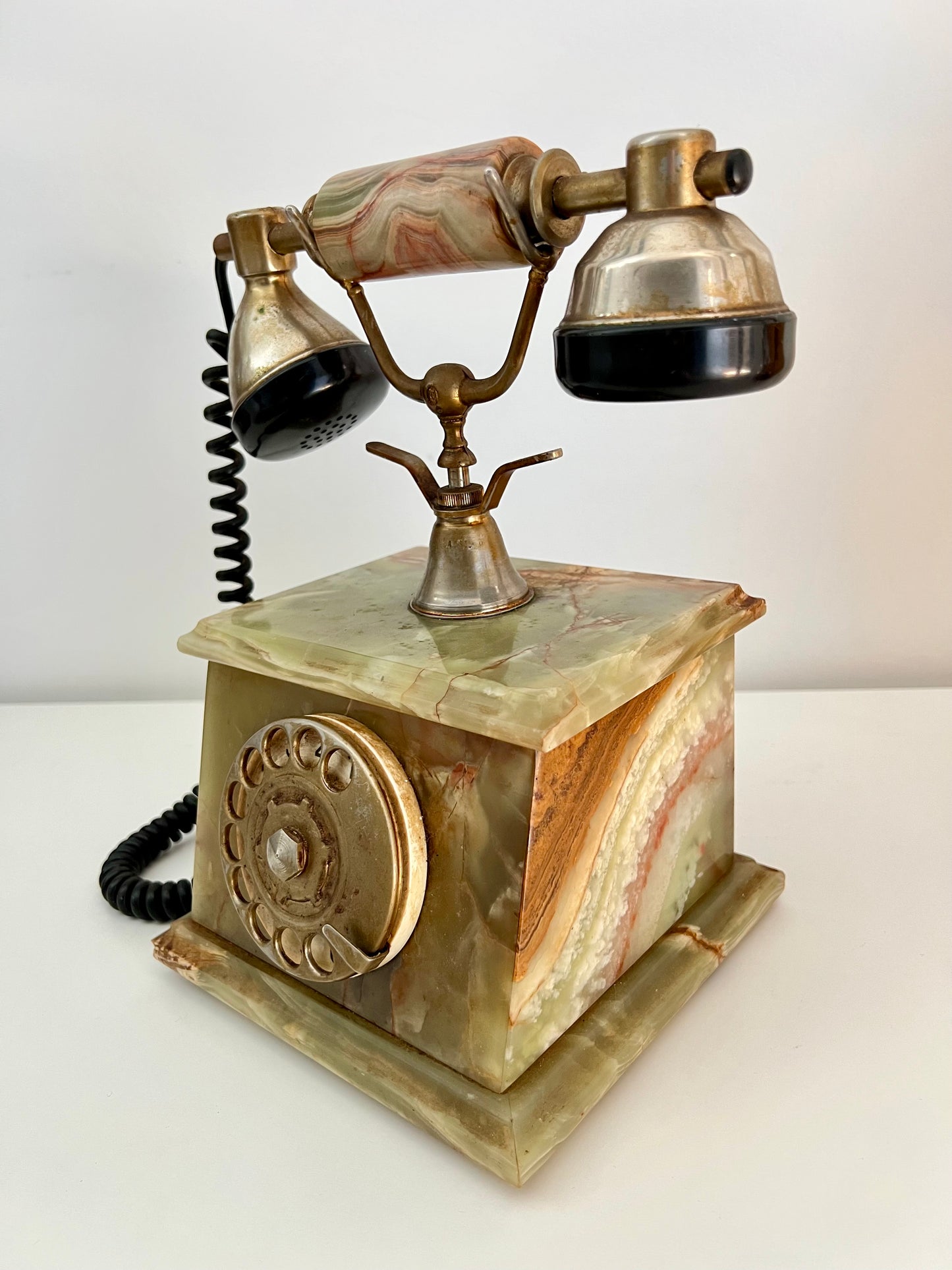 Téléphone ancien en onyx