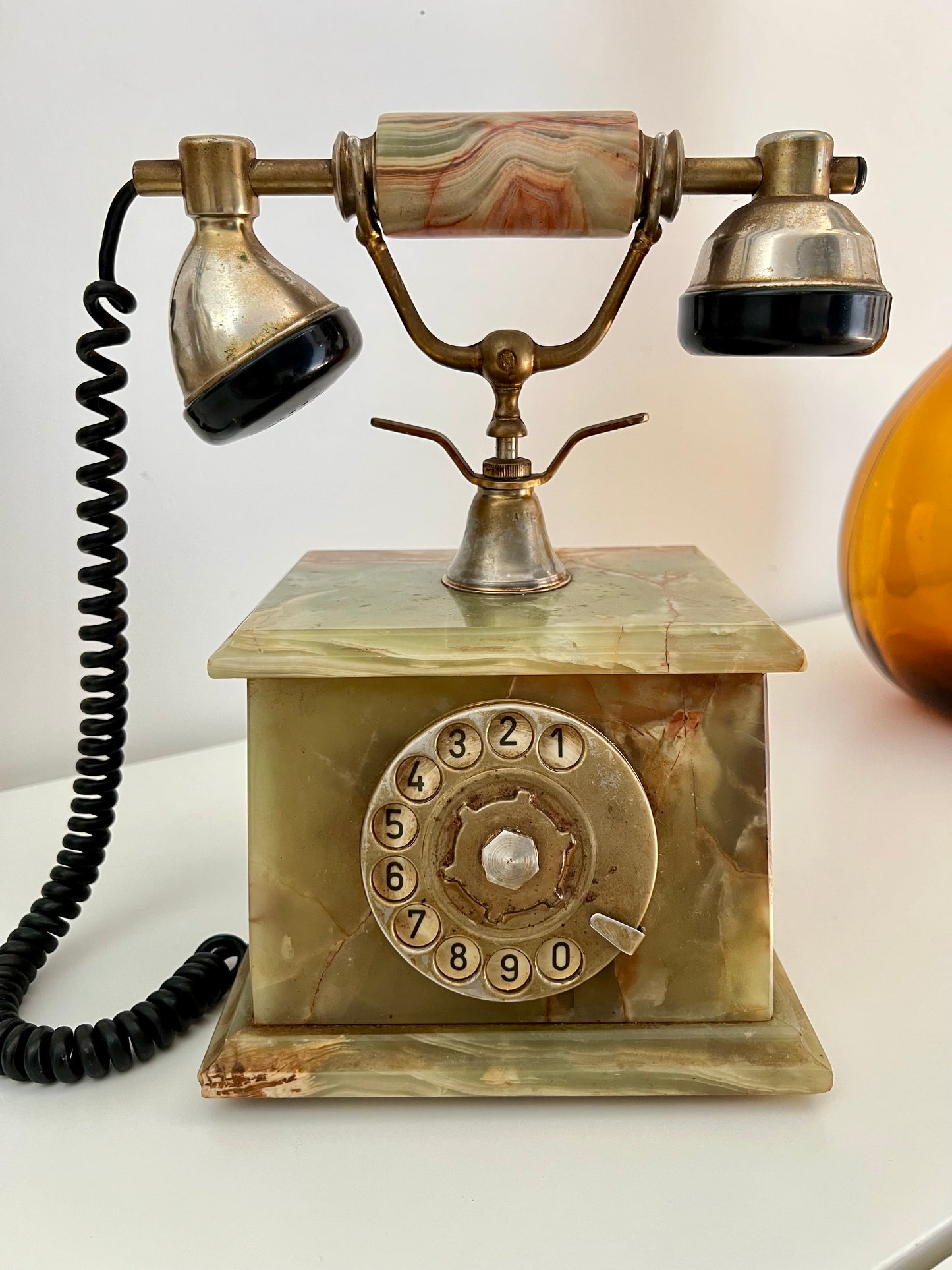 Téléphone ancien en onyx