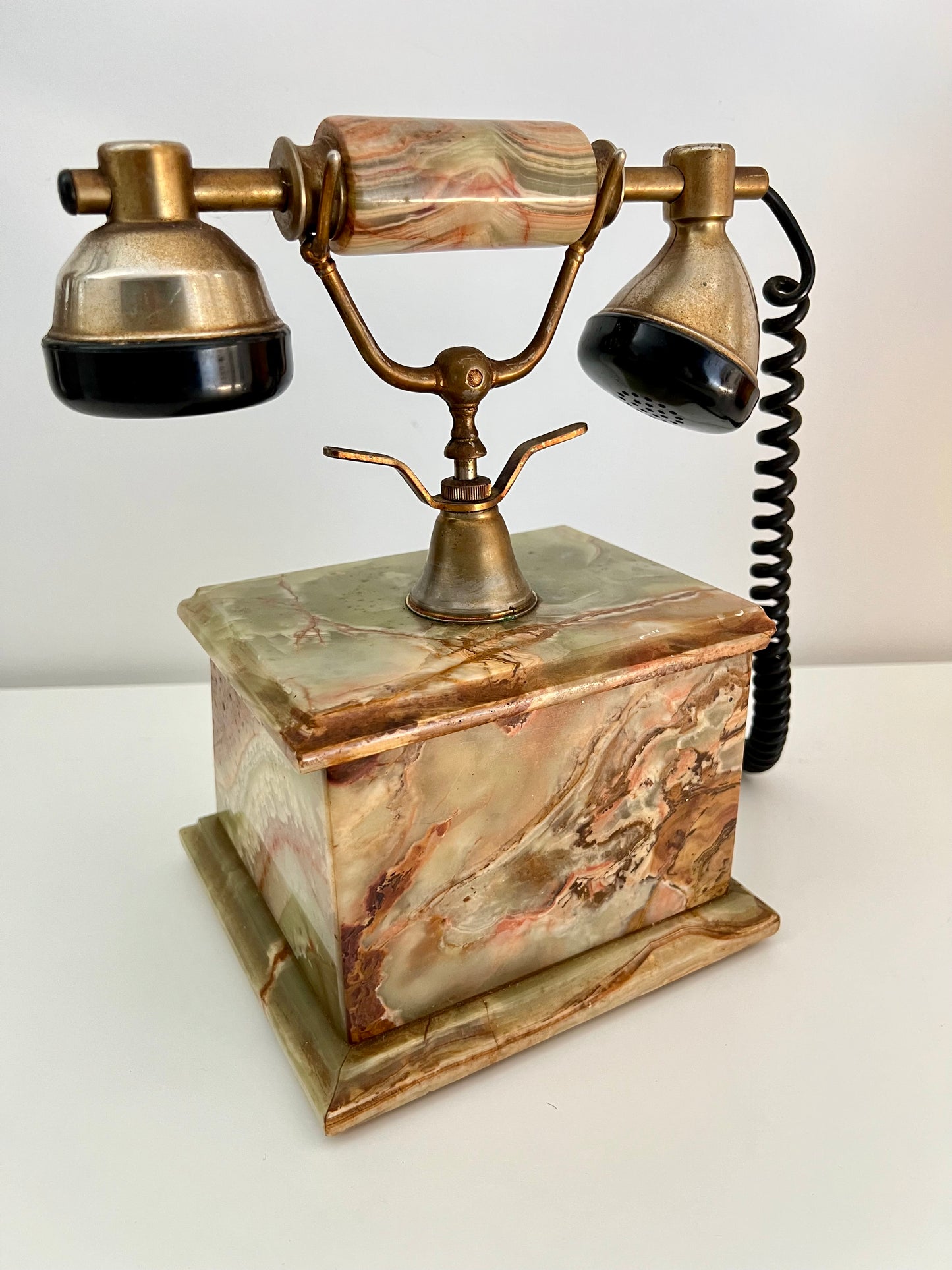 Téléphone ancien en onyx