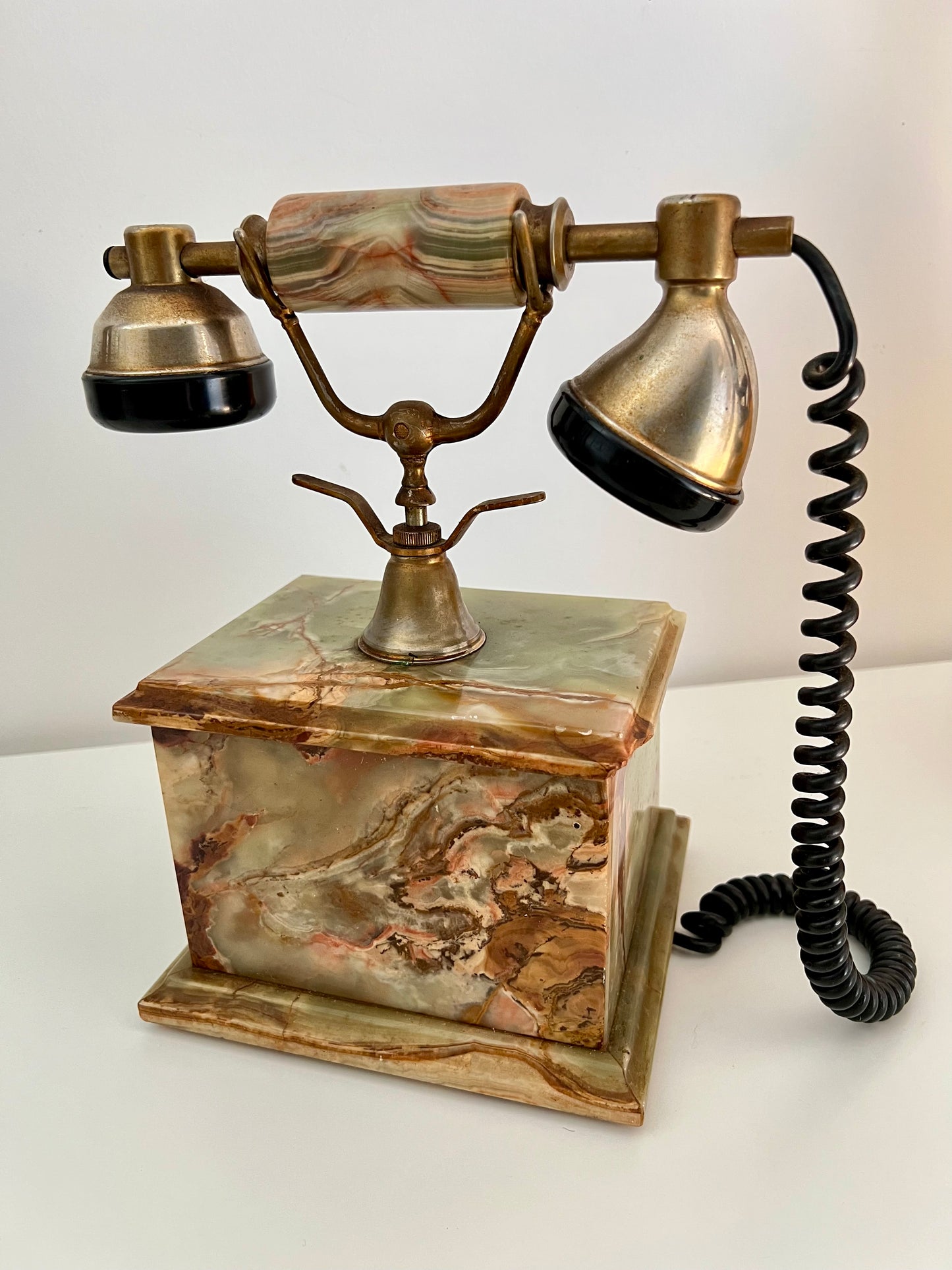 Téléphone ancien en onyx