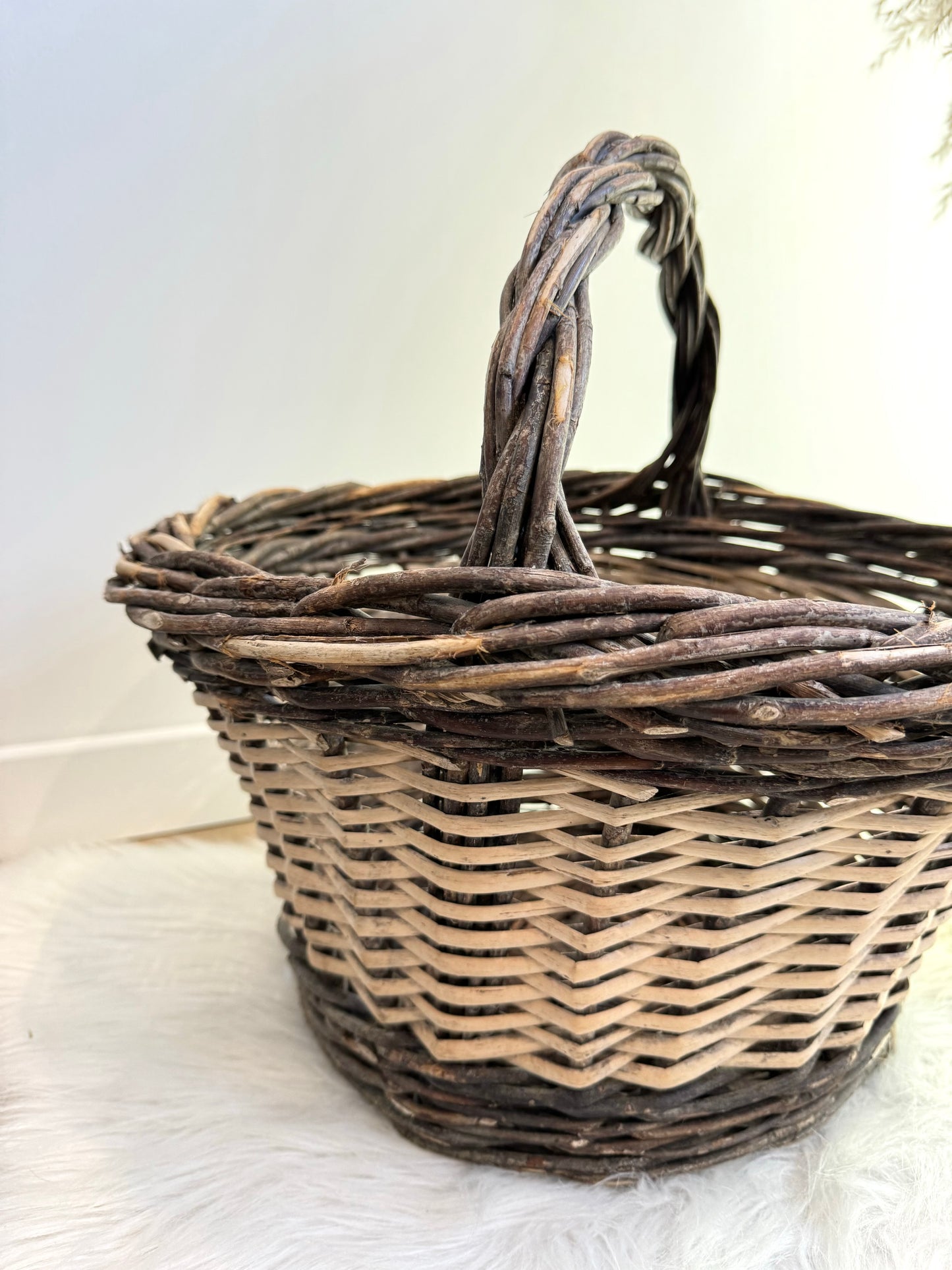 Panier ancien rond en osier bicolore