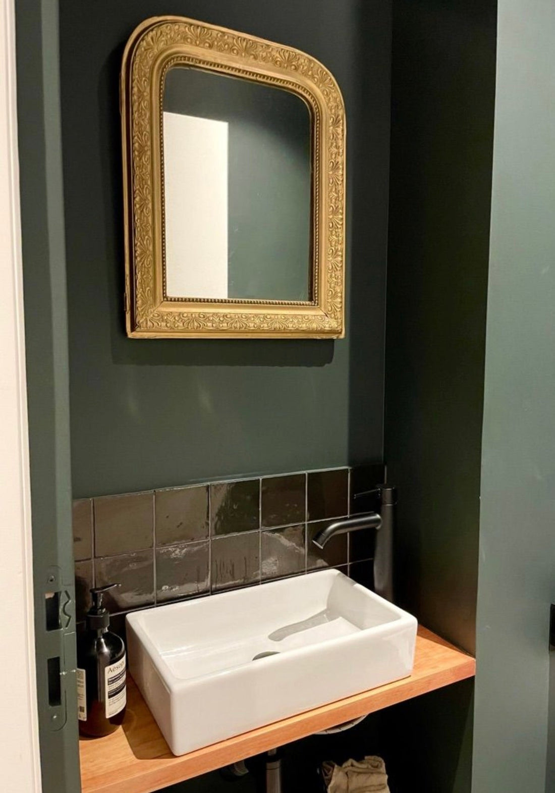 Un miroir ancien pour un intérieur contemporain