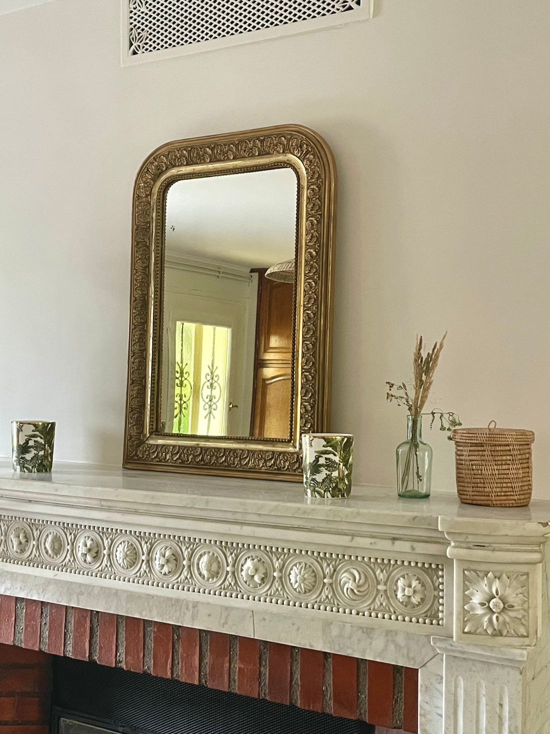 Un miroir chargé de charme et de lumière