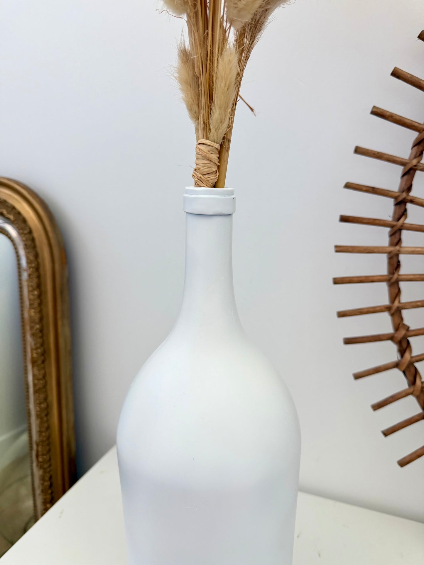 Vase bouteille ancien blanc mat