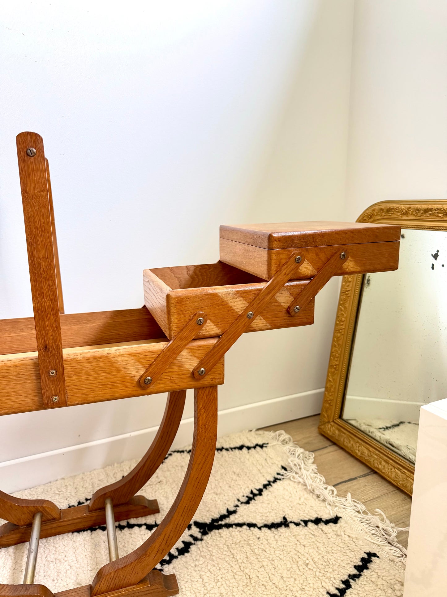 Travailleuse vintage en bois – meuble de couture sur pied,style mid-century