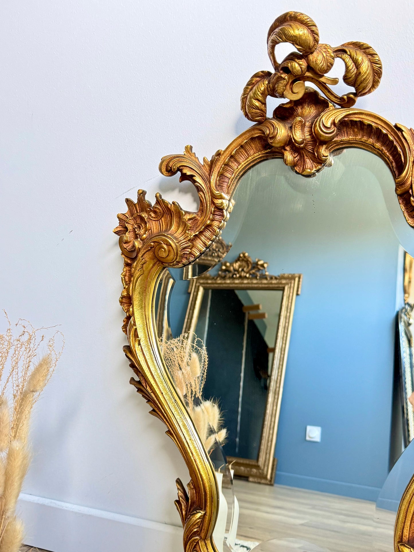 Miroir ancien doré en métal style baroque