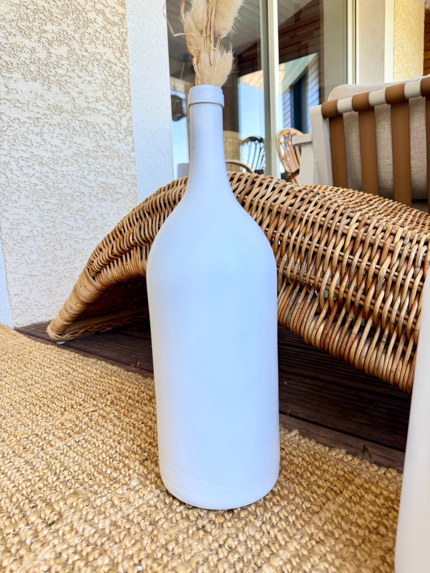 Vase ancien blanc mat