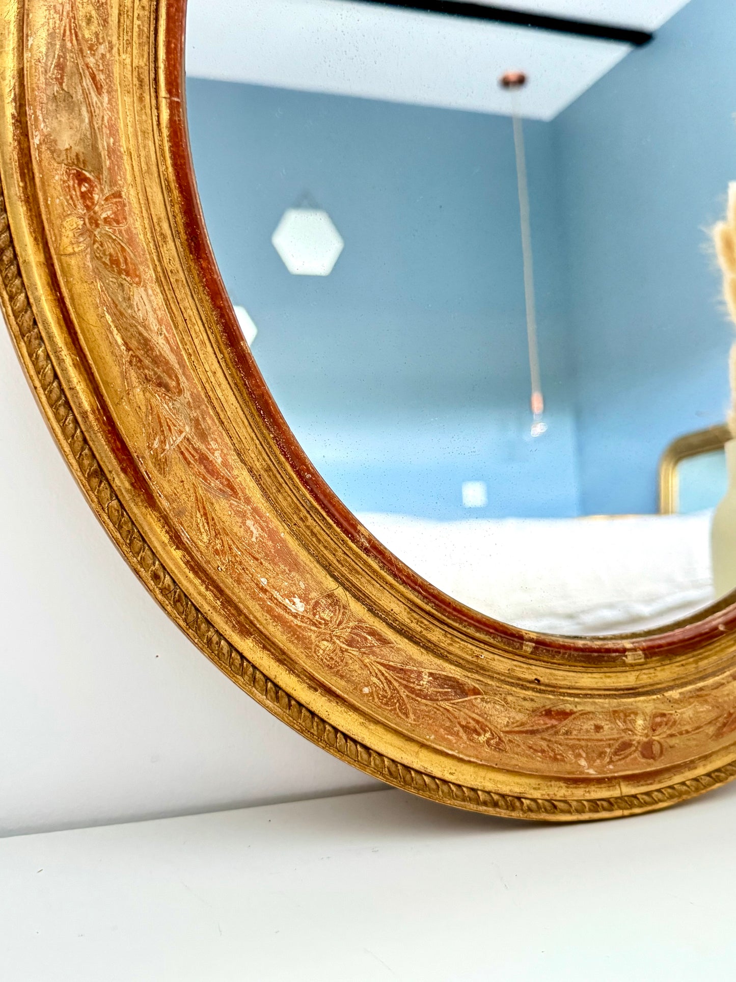 Miroir ancien ovale doré à la feuille d’or