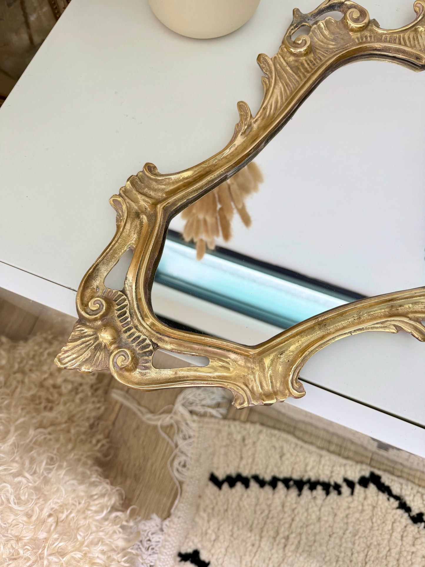 Miroir ancien style rocaille en laiton doré