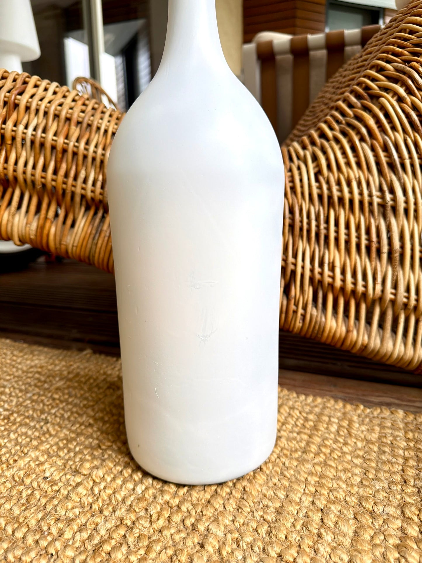 Vase ancien blanc mat