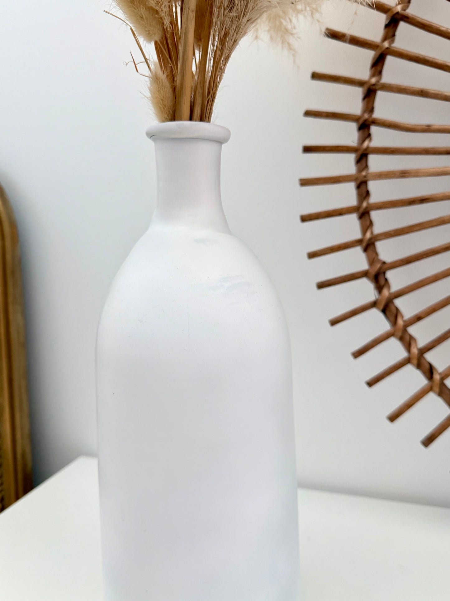 Vase ancien blanc mat