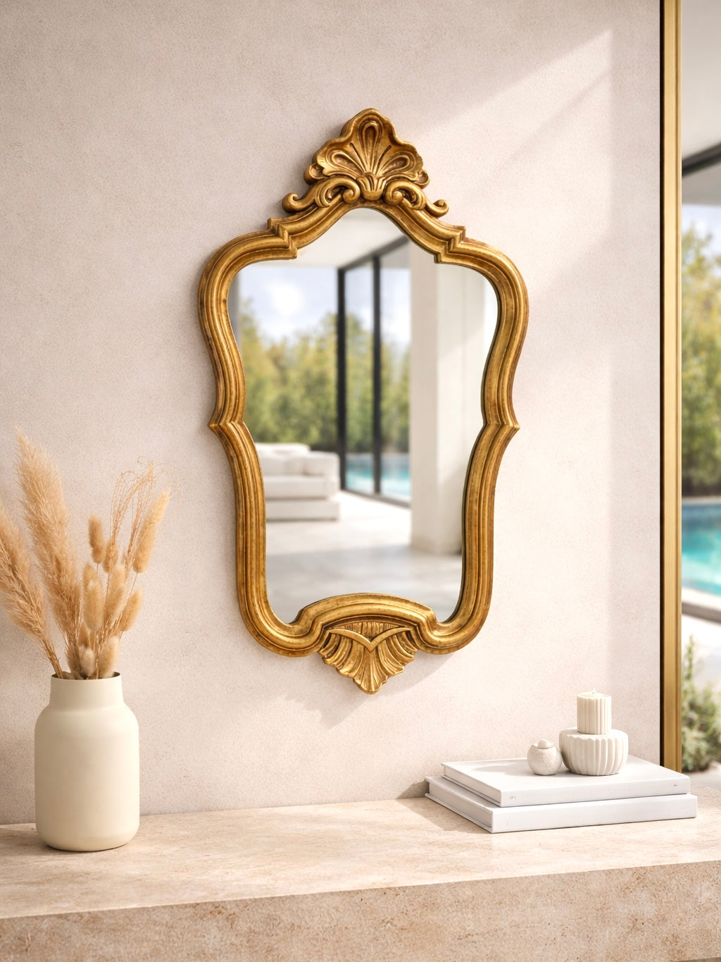 Charmant miroir doré de style baroque