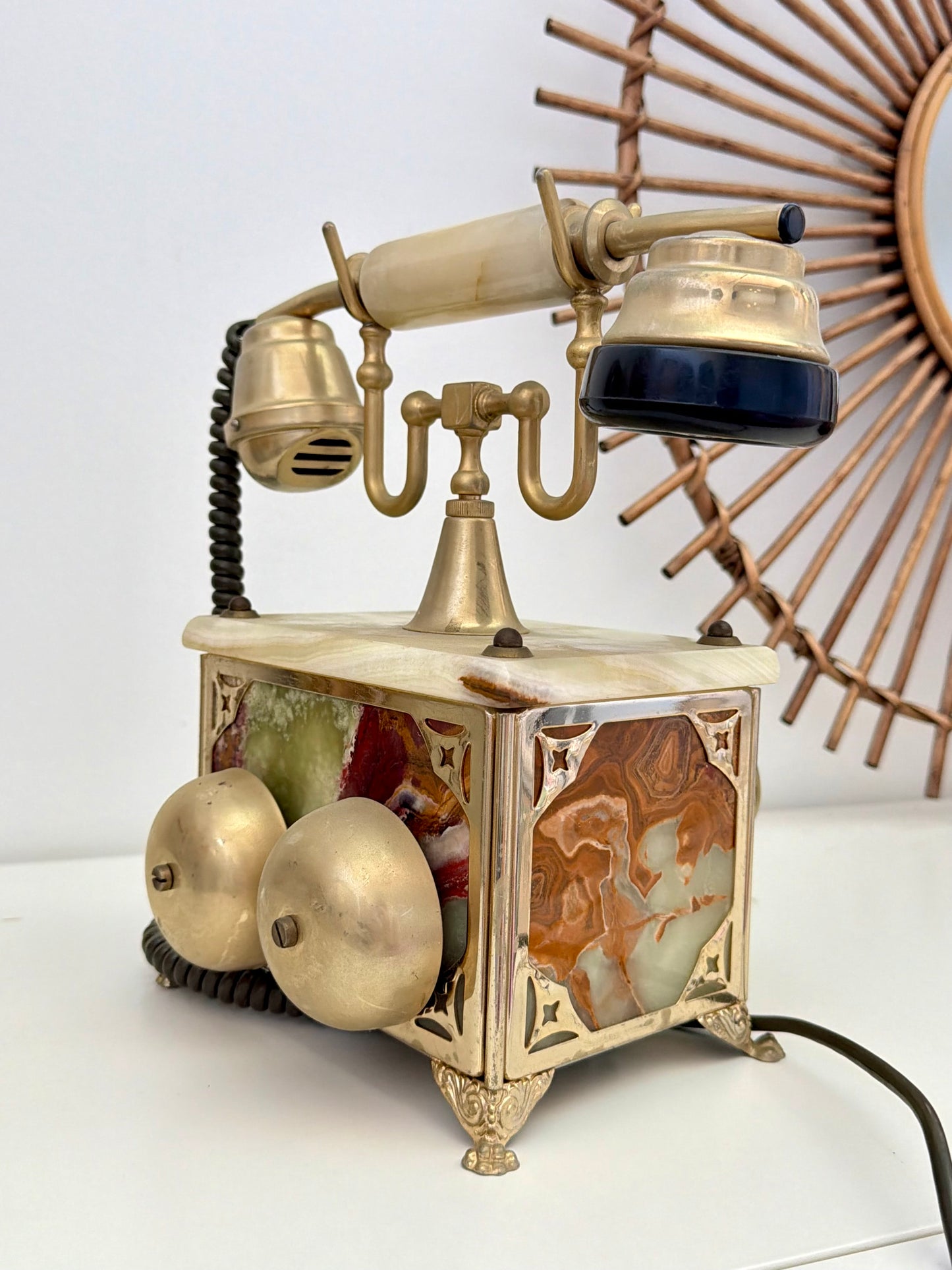 Téléphone vintage en onyx et laiton