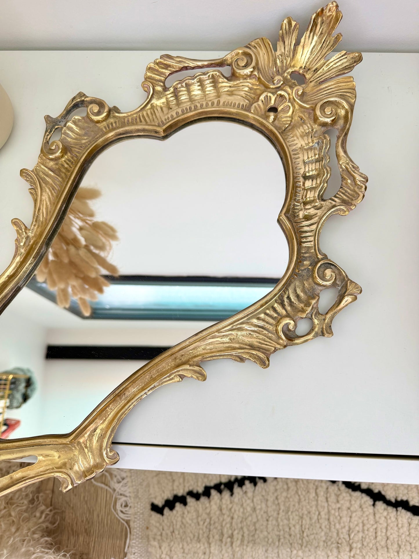 Miroir ancien style rocaille en laiton doré