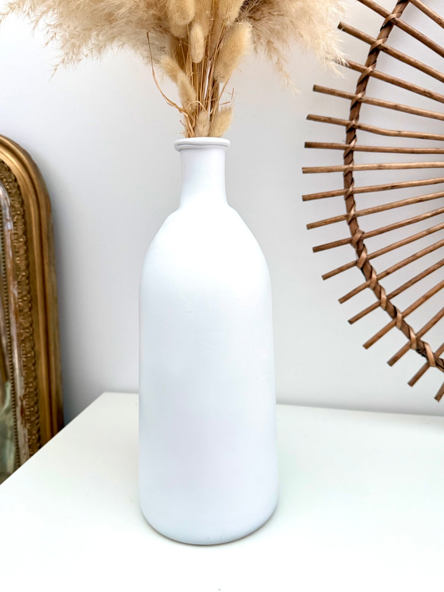 Vase ancien blanc mat