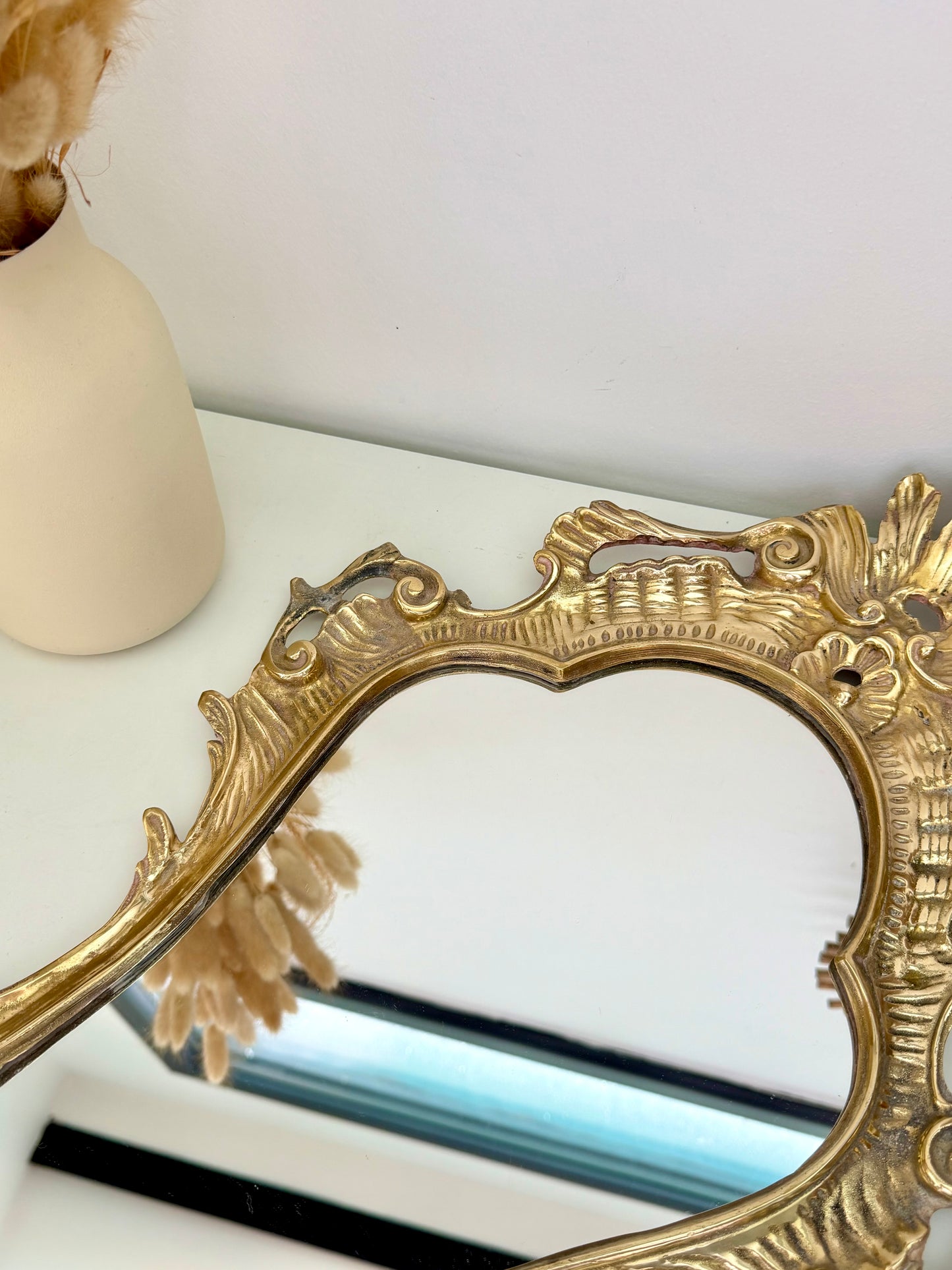 Miroir ancien style rocaille en laiton doré
